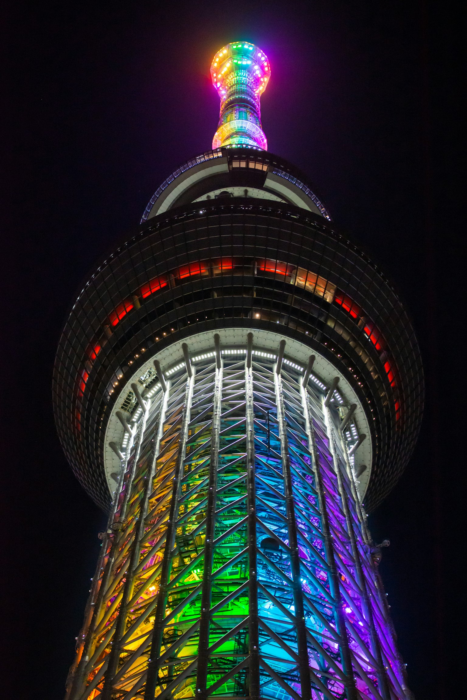 Tokyo Skytree illuminé de couleurs vives la nuit