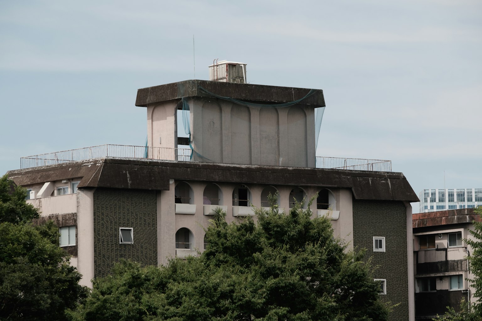 Un edificio antiguo con una estructura de techo distintiva