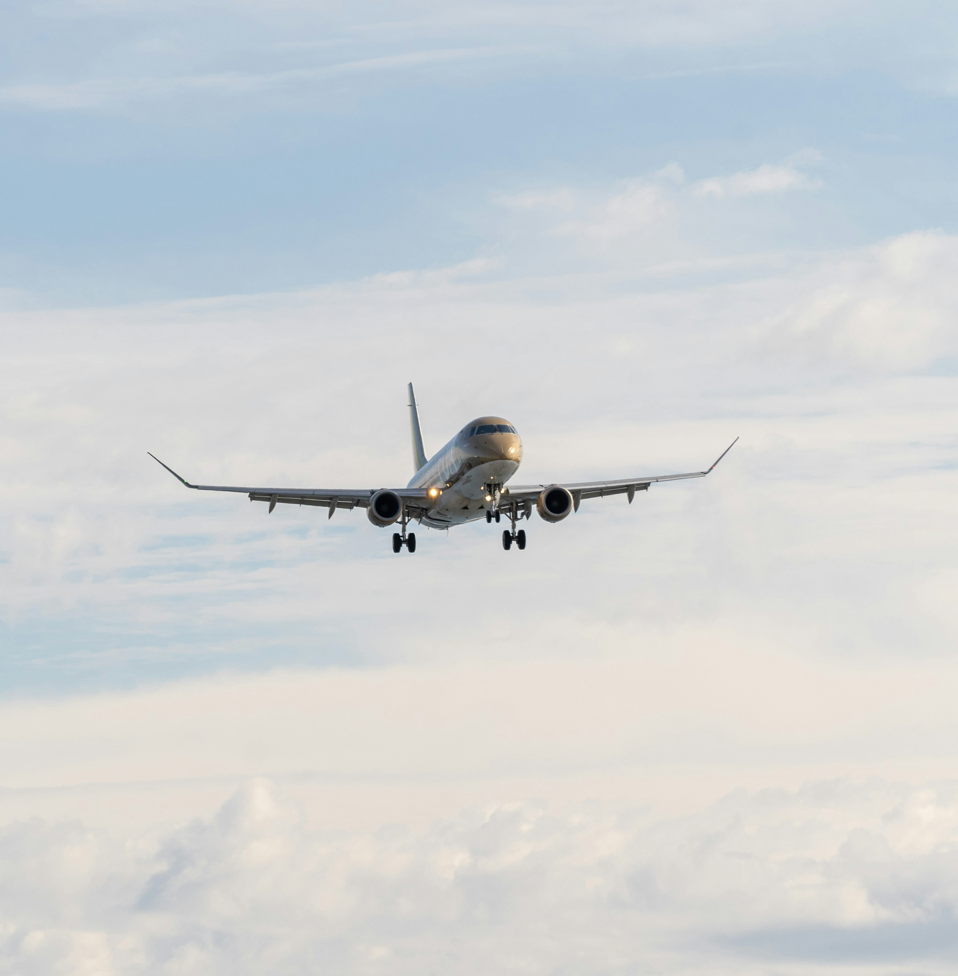 雲層上空的客機進近畫面