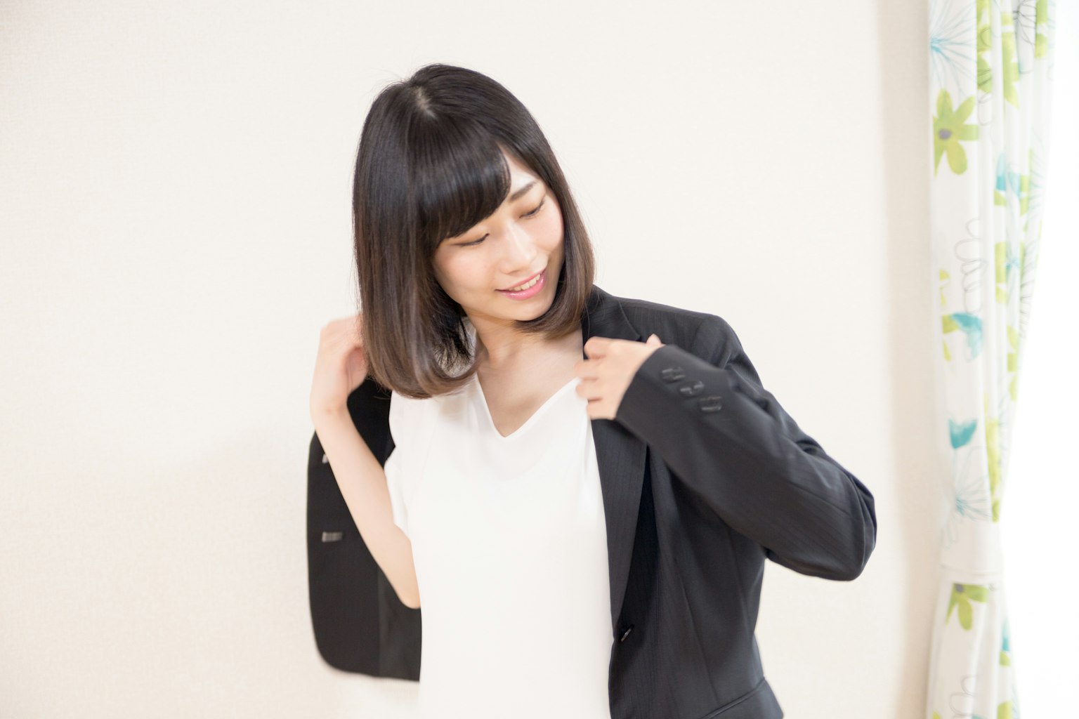Femme se préparant à mettre une veste