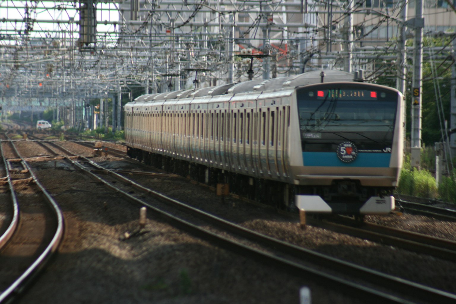 Un treno giapponese che percorre i binari in un contesto urbano