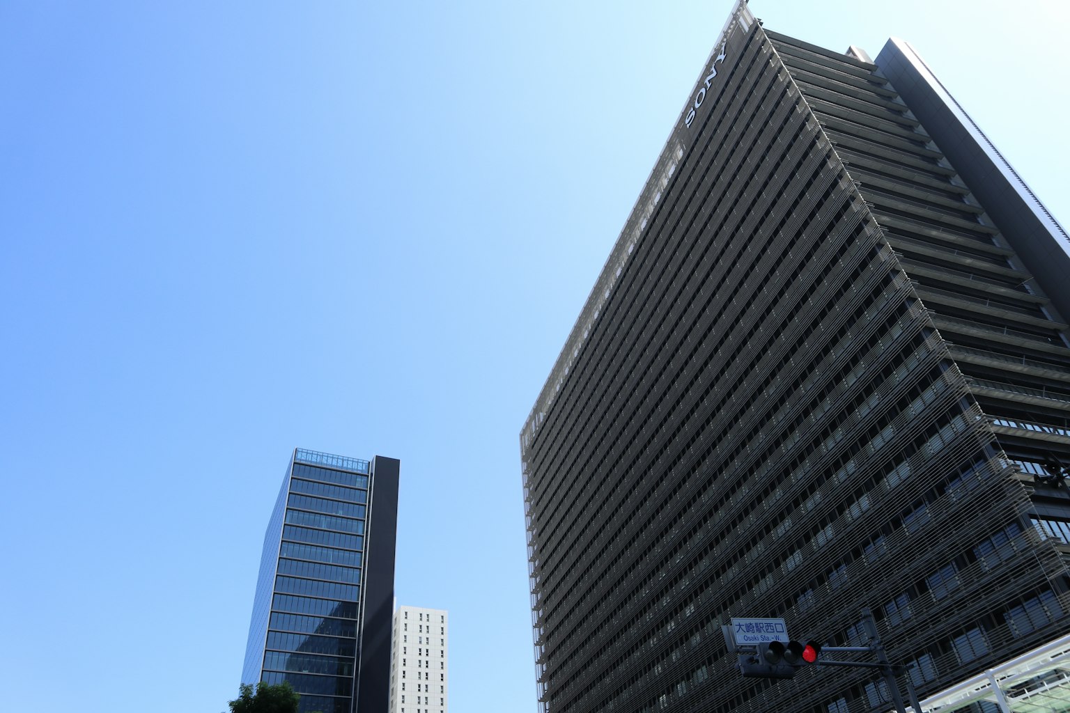 Contrasto di edifici moderni contro un cielo blu chiaro