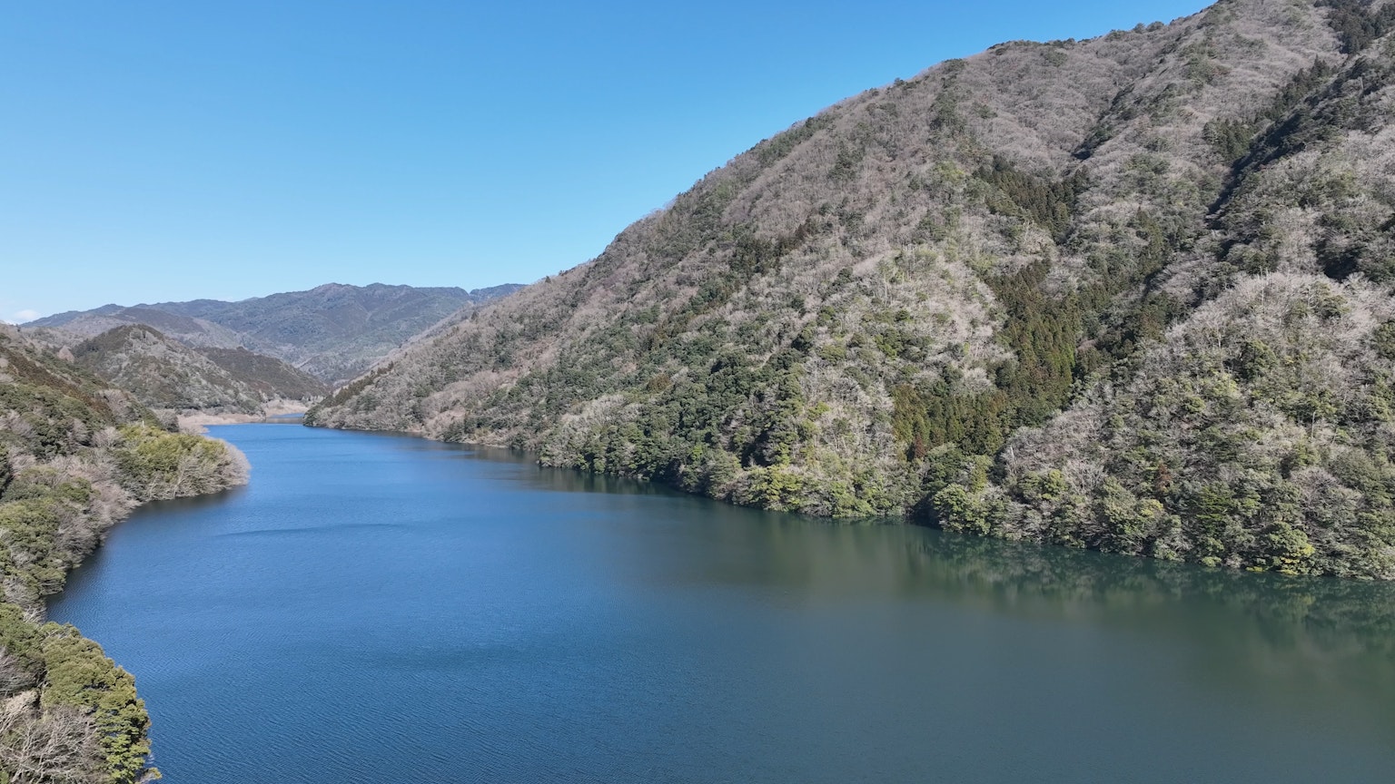 Vista escénica de montañas y un río azul
