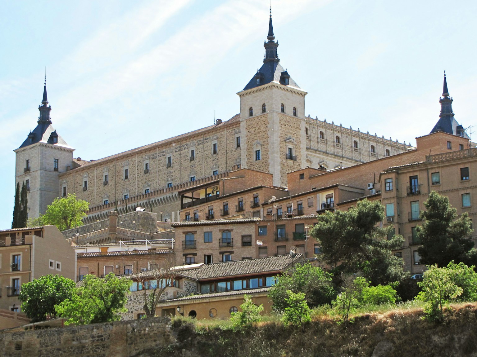 Bâtiment grandiose de l'Alcázar de Tolède avec une verdure luxuriante