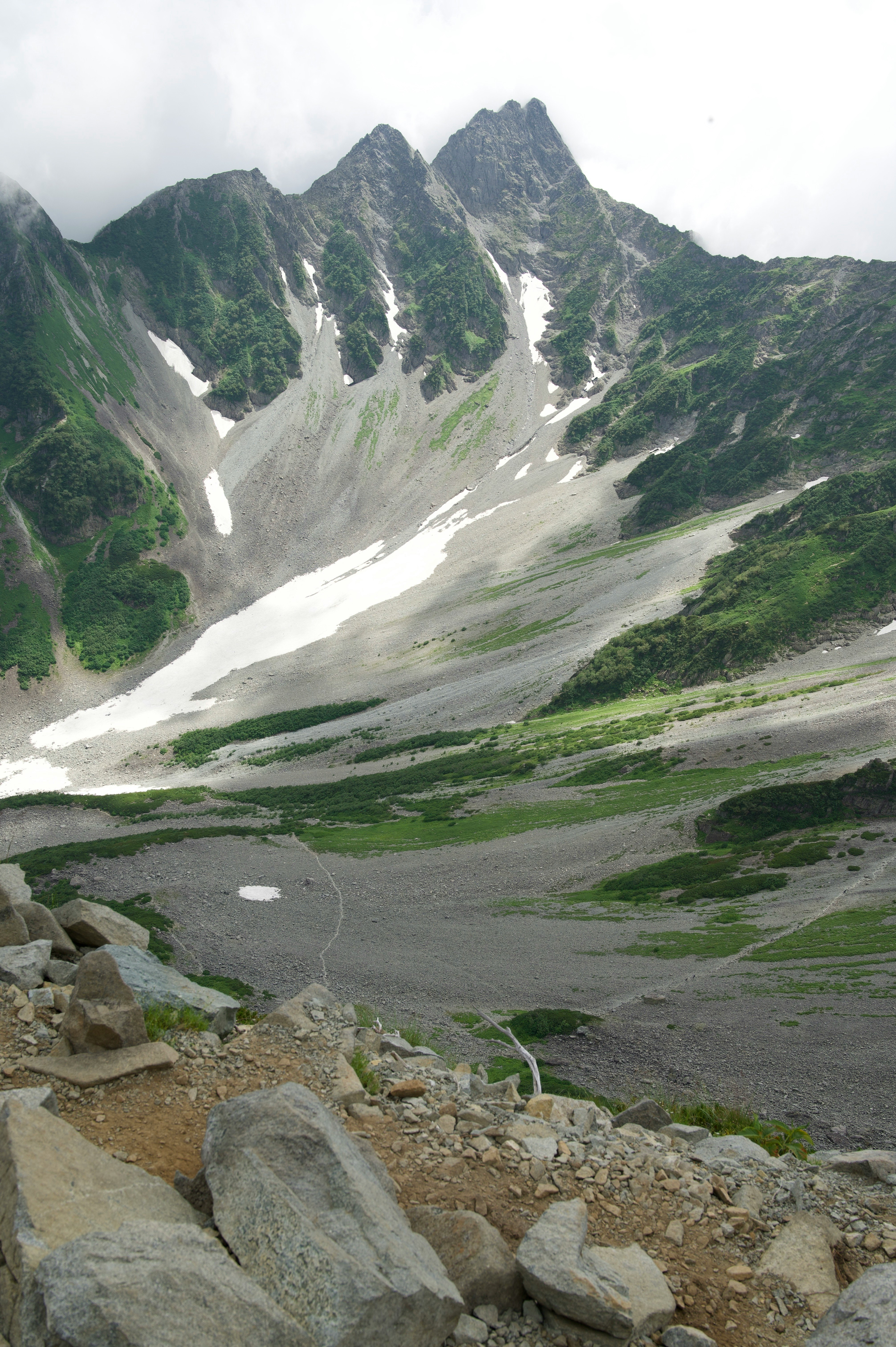 雪解けの川が流れる山稜と緑の渓谷の眺め