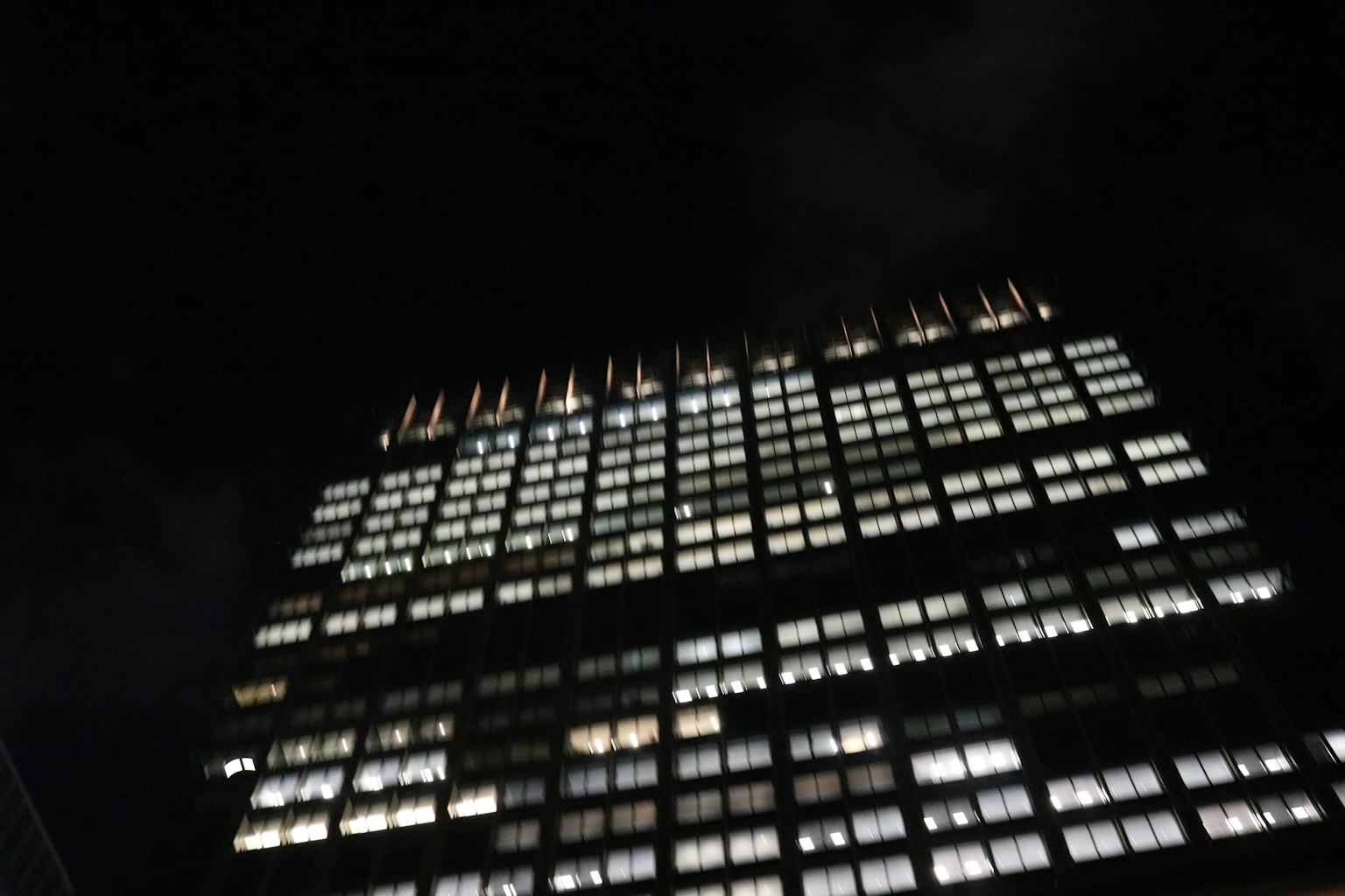 Foto di un edificio di notte con finestre luminose