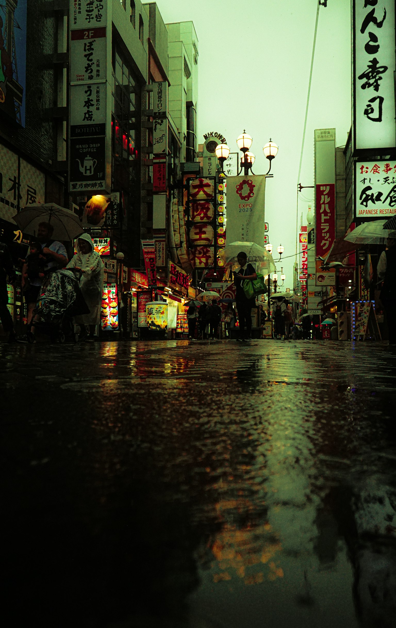 雨に濡れた街の景色で、照明が反射している