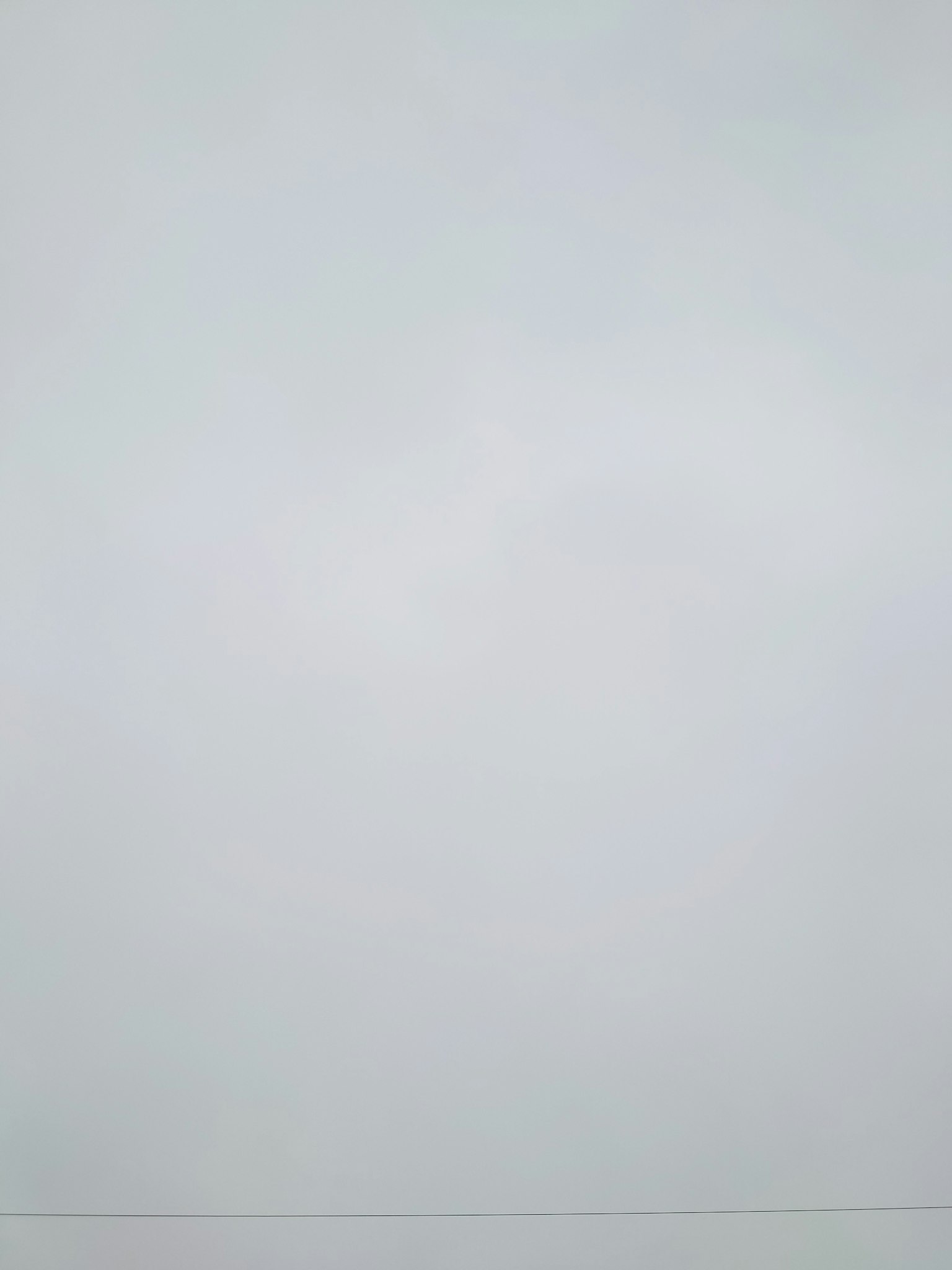 Un cielo azul pálido con nubes suaves