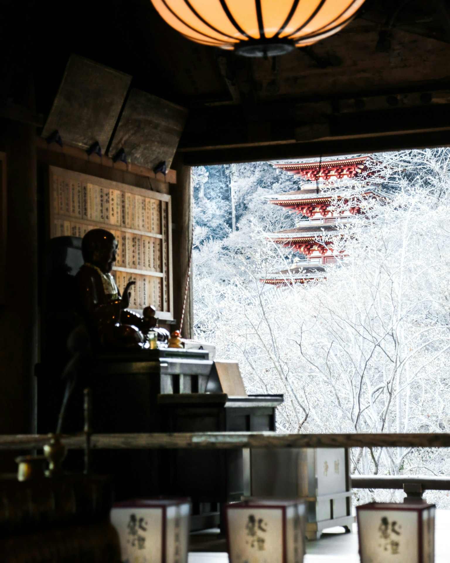 Traditionelles japanisches Interieur mit Blick auf eine verschneite Landschaft und eine Pagode
