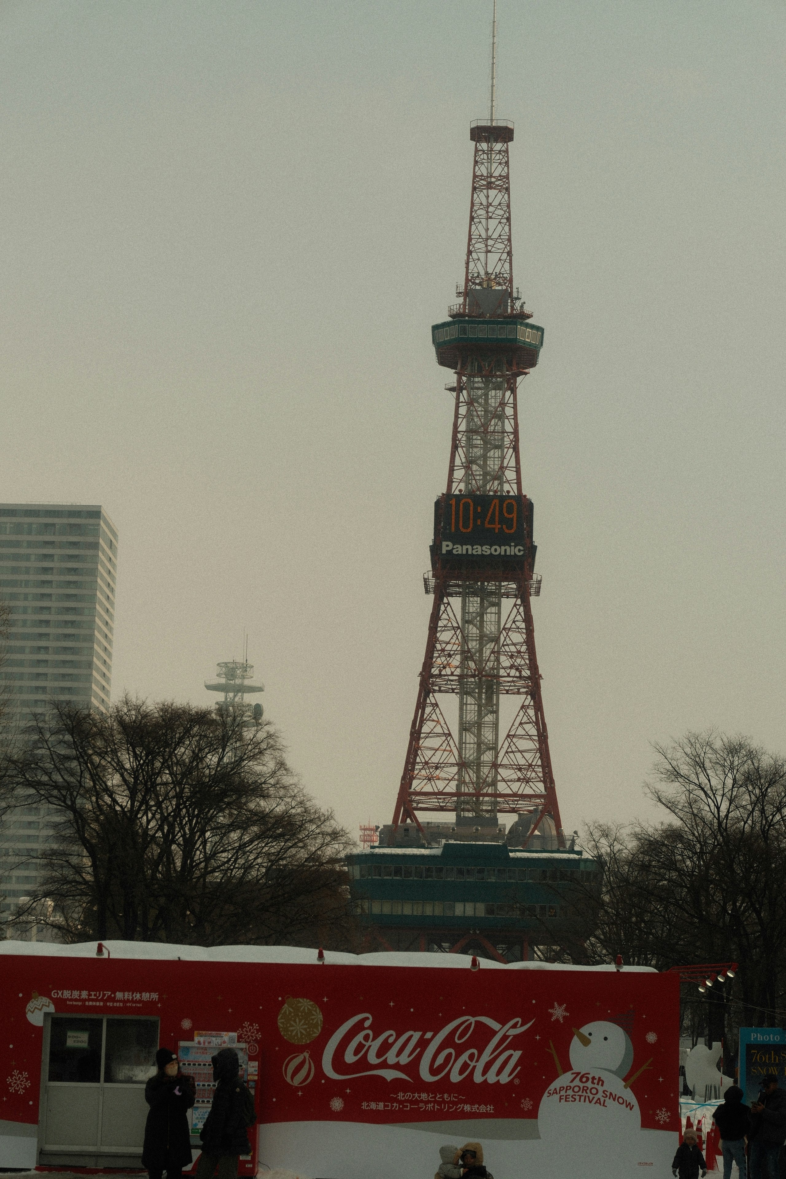 La Torre TV di Sapporo e uno stand Coca-Cola al festival di Odori Park, Hokkaido