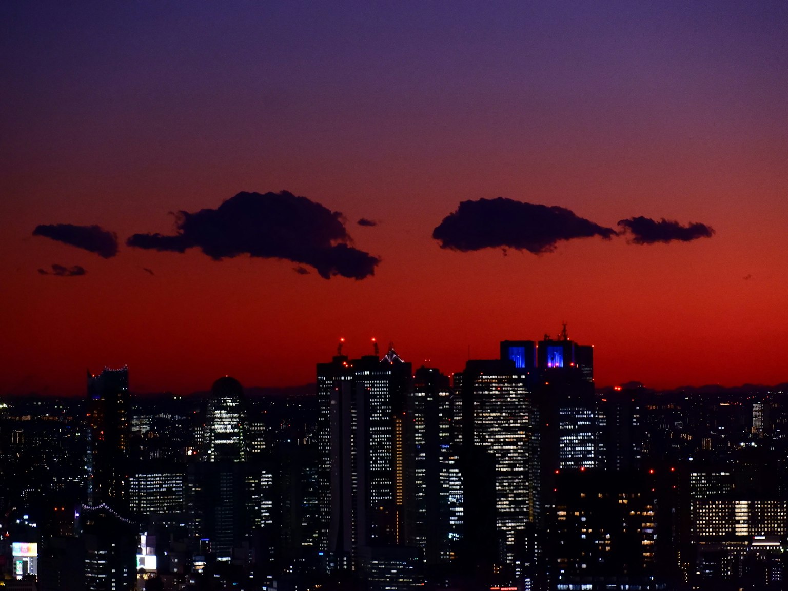 夕阳下云彩映衬的摩天大楼轮廓