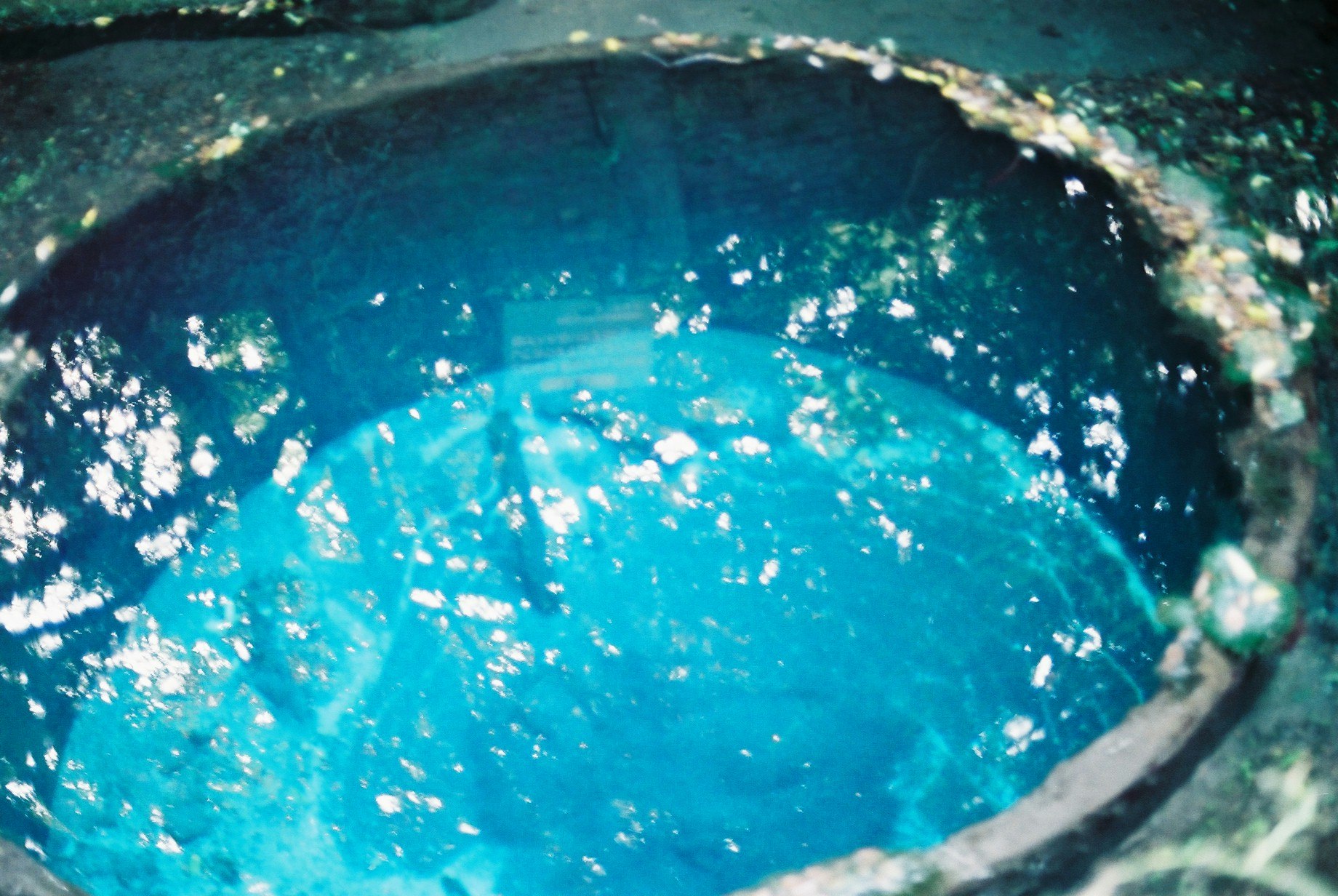 蓝色水面冒泡的水槽内部