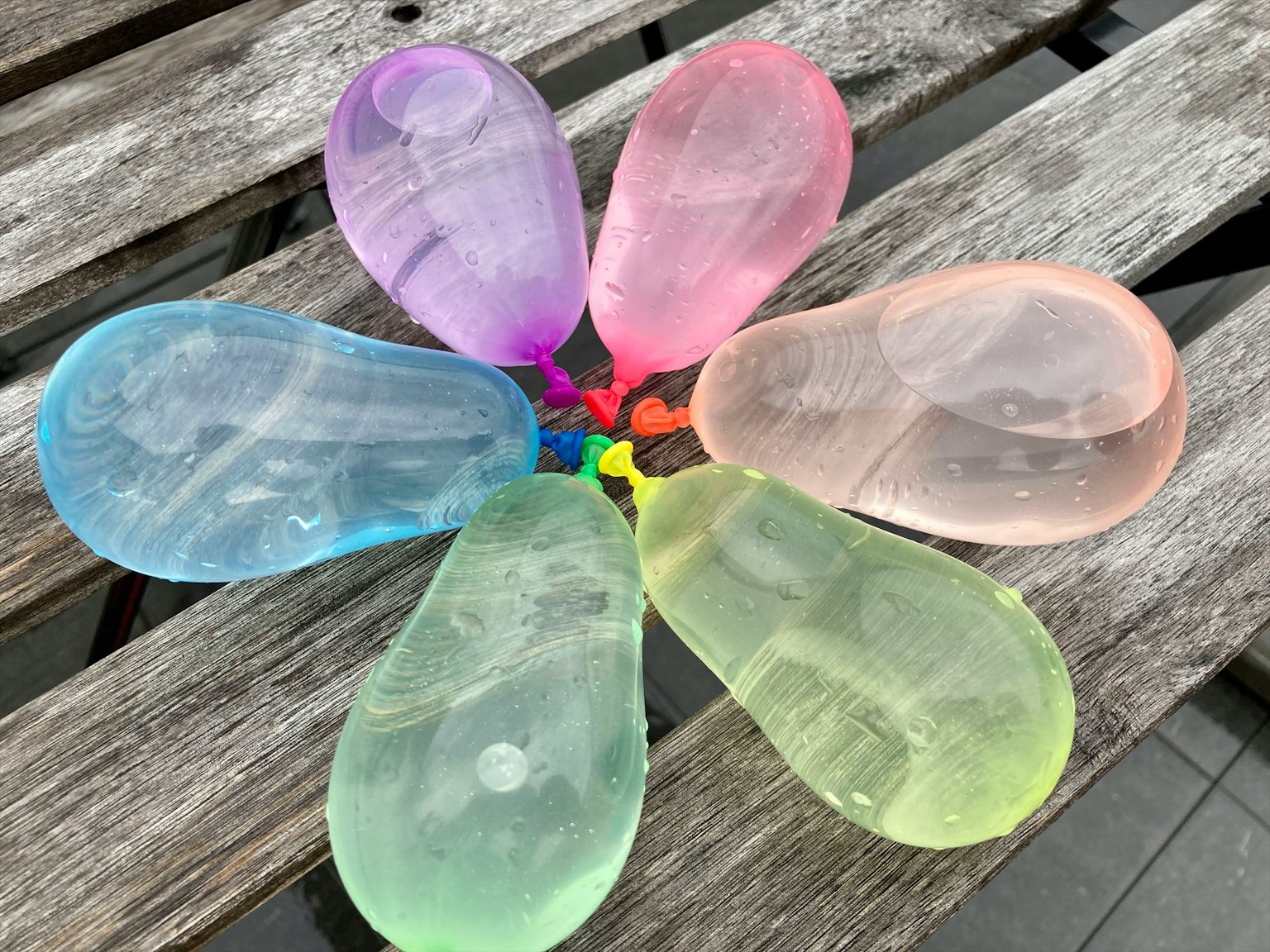 彩色水球排列成花形