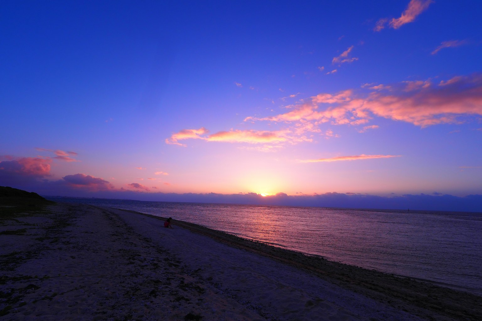 Belle côte avec un coucher de soleil se reflétant sur l'eau