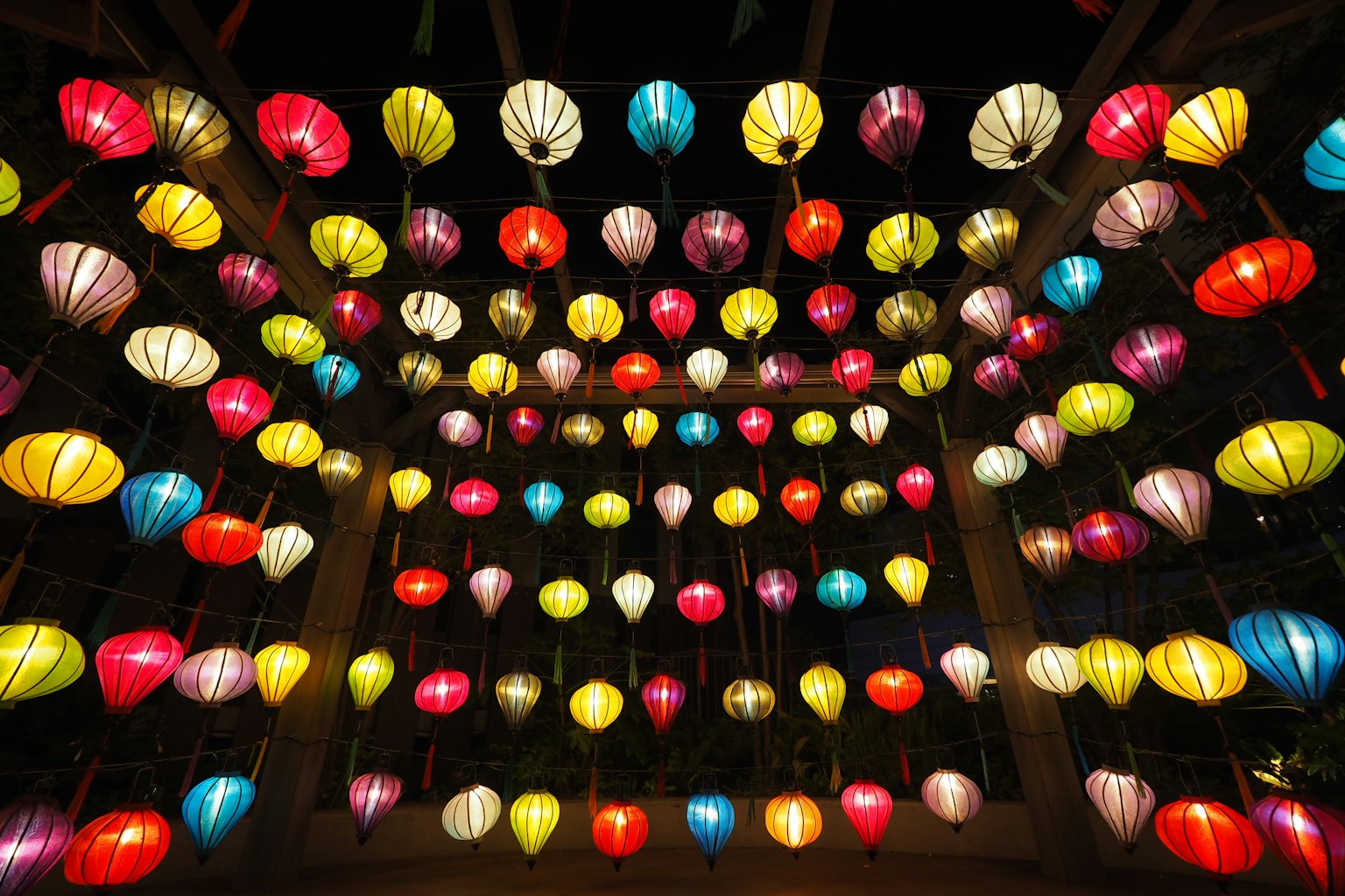 Đèn lồng nhiều màu sắc treo trong một màn trình diễn sống động