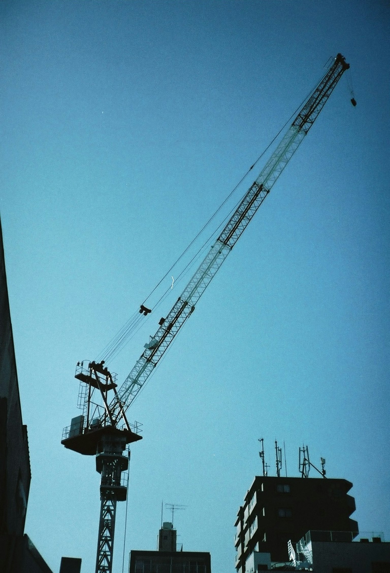藍天背景下高聳的起重機和建築輪廓