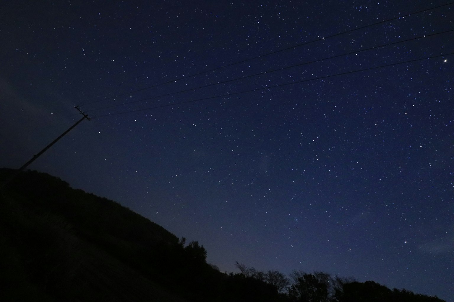 Una hermosa escena nocturna con un cielo estrellado