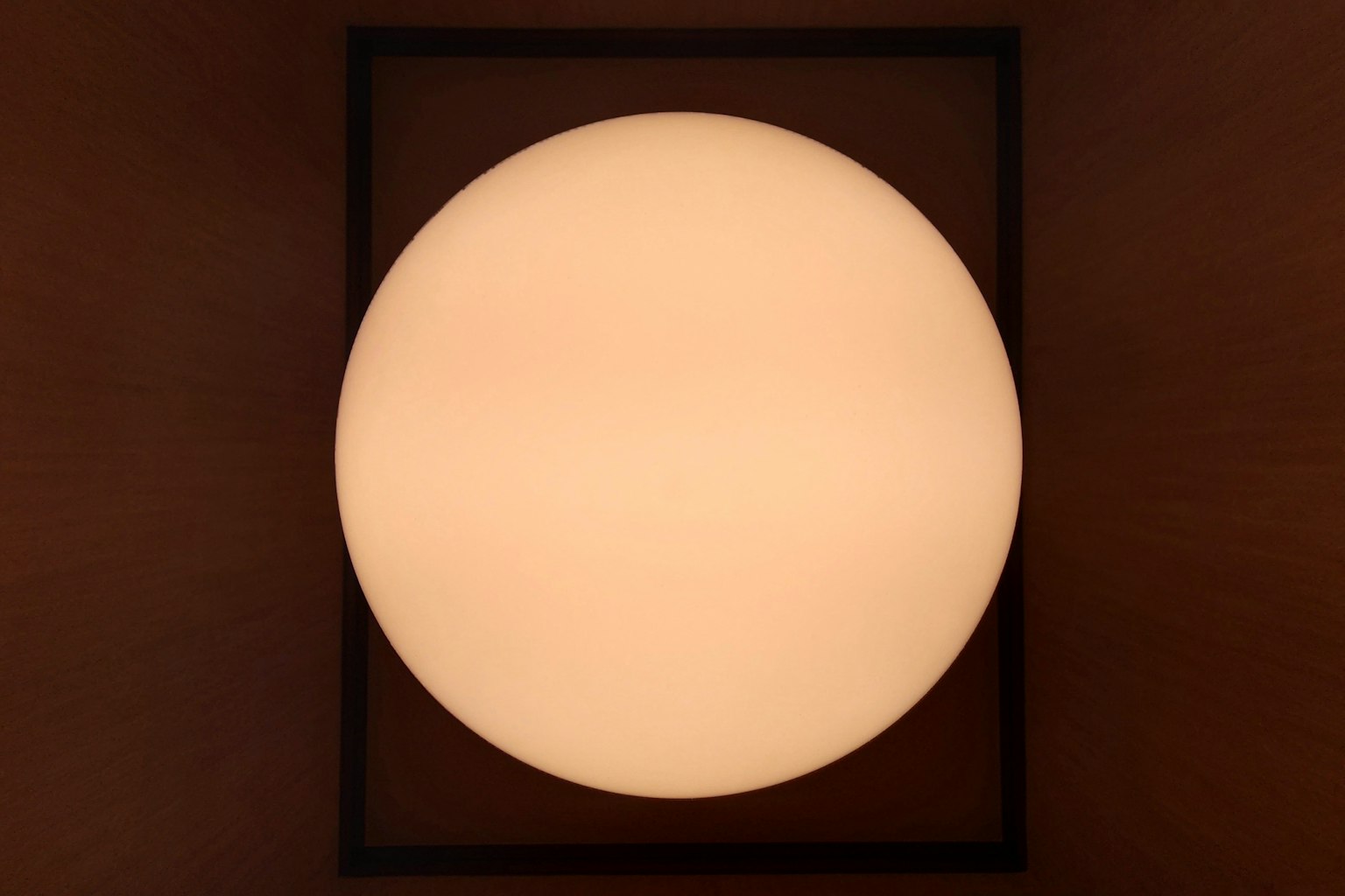 Lumière circulaire brillante encadrée dans un design simple