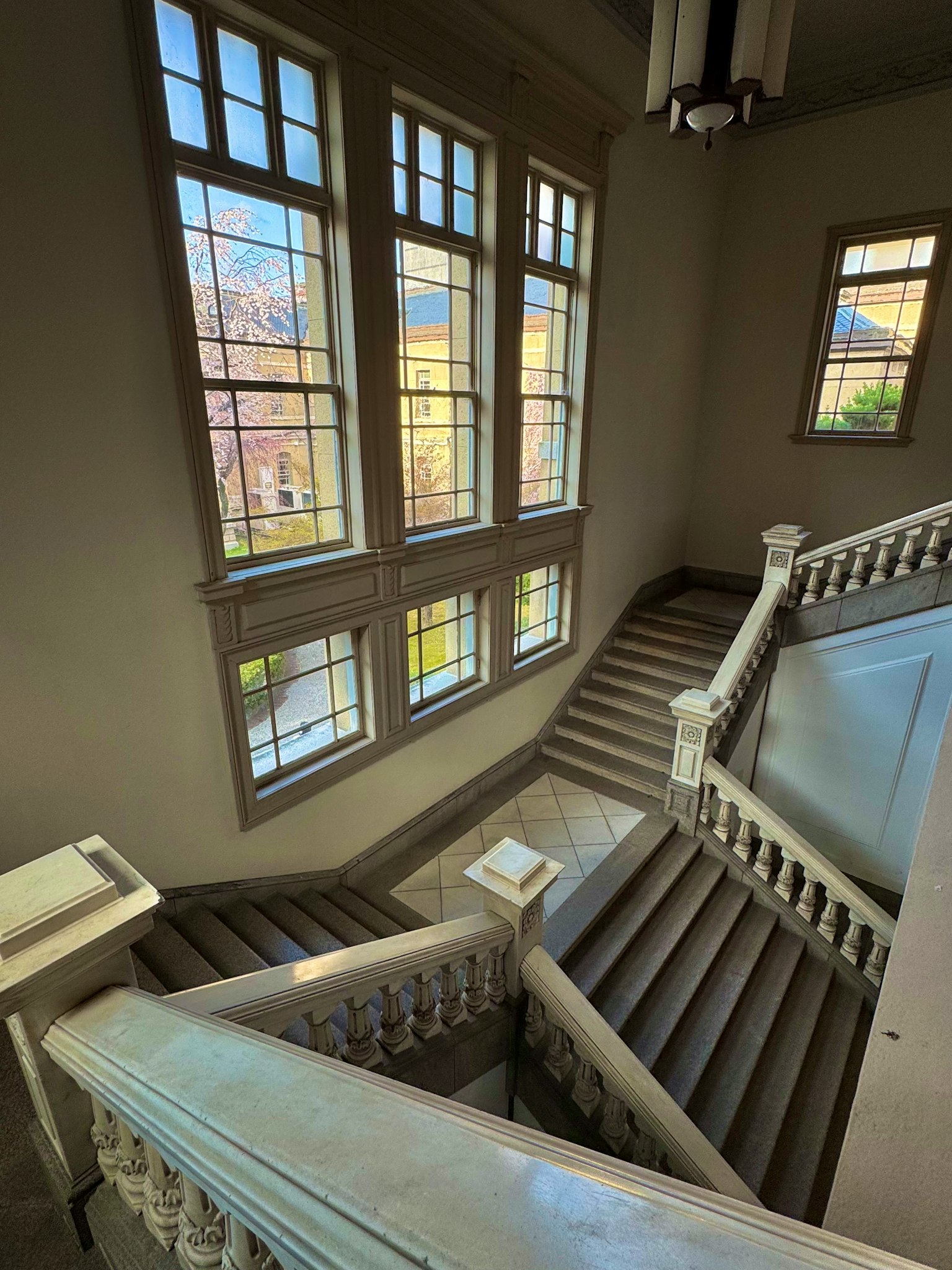 Vue intérieure d'un escalier avec de grandes fenêtres dans un hall lumineux