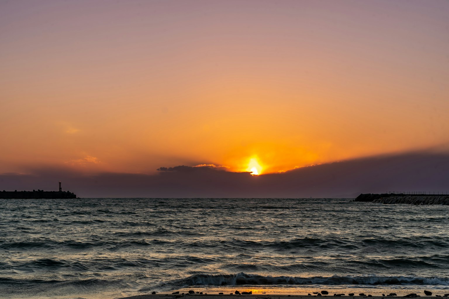 美麗的夕陽落在海面上，伴隨海浪