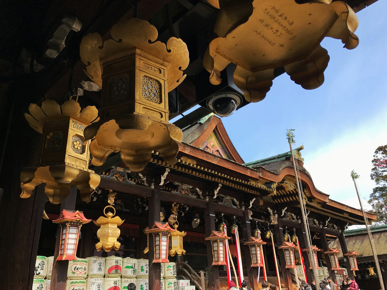 神社挂着金色灯笼