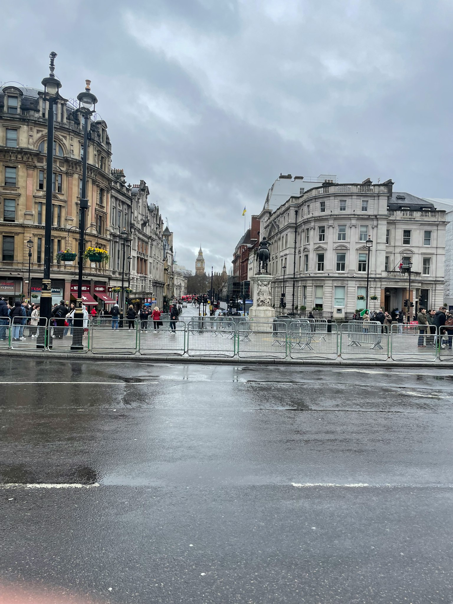 ทิวทัศน์ถนนในลอนดอนในวันที่ฝนตกพร้อมผู้คนและอาคารประวัติศาสตร์
