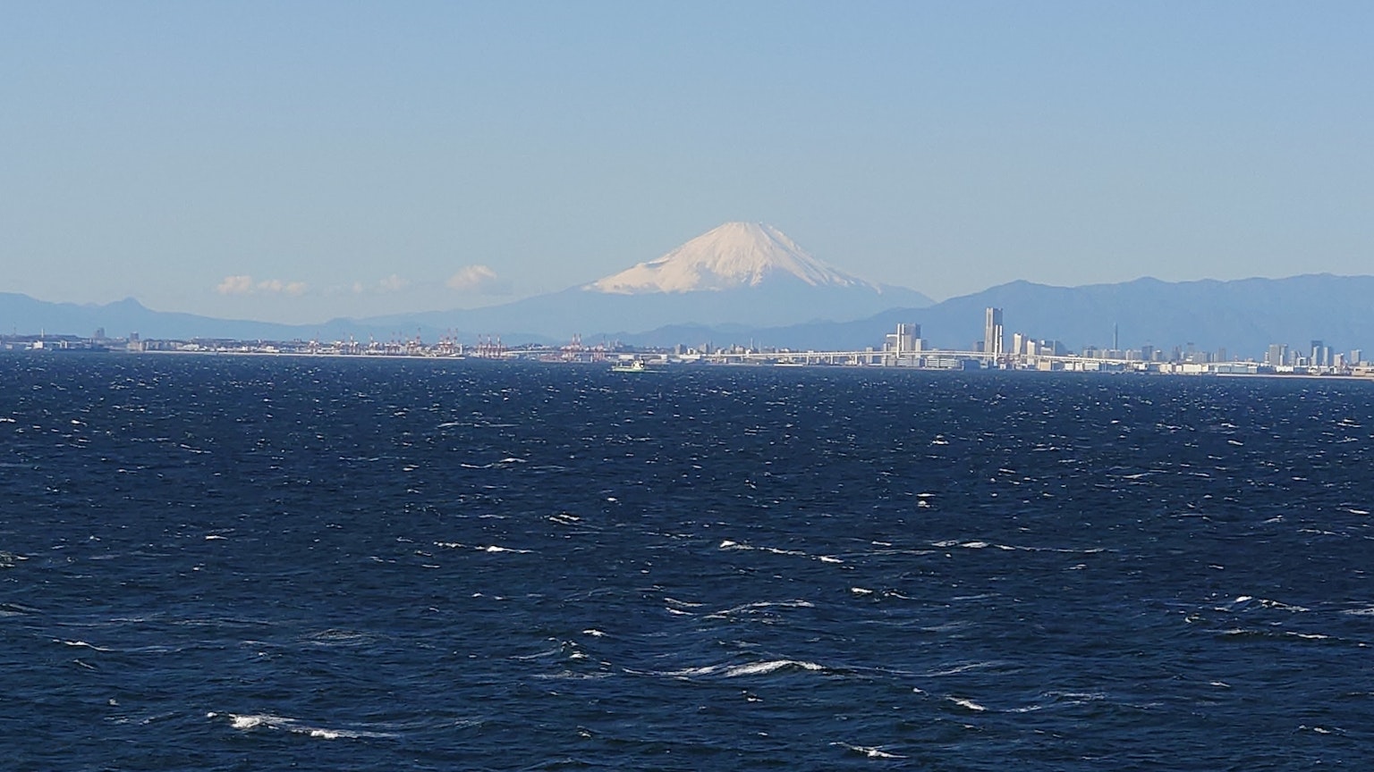 Blick auf den blauen Ozean mit dem Fuji in der Ferne