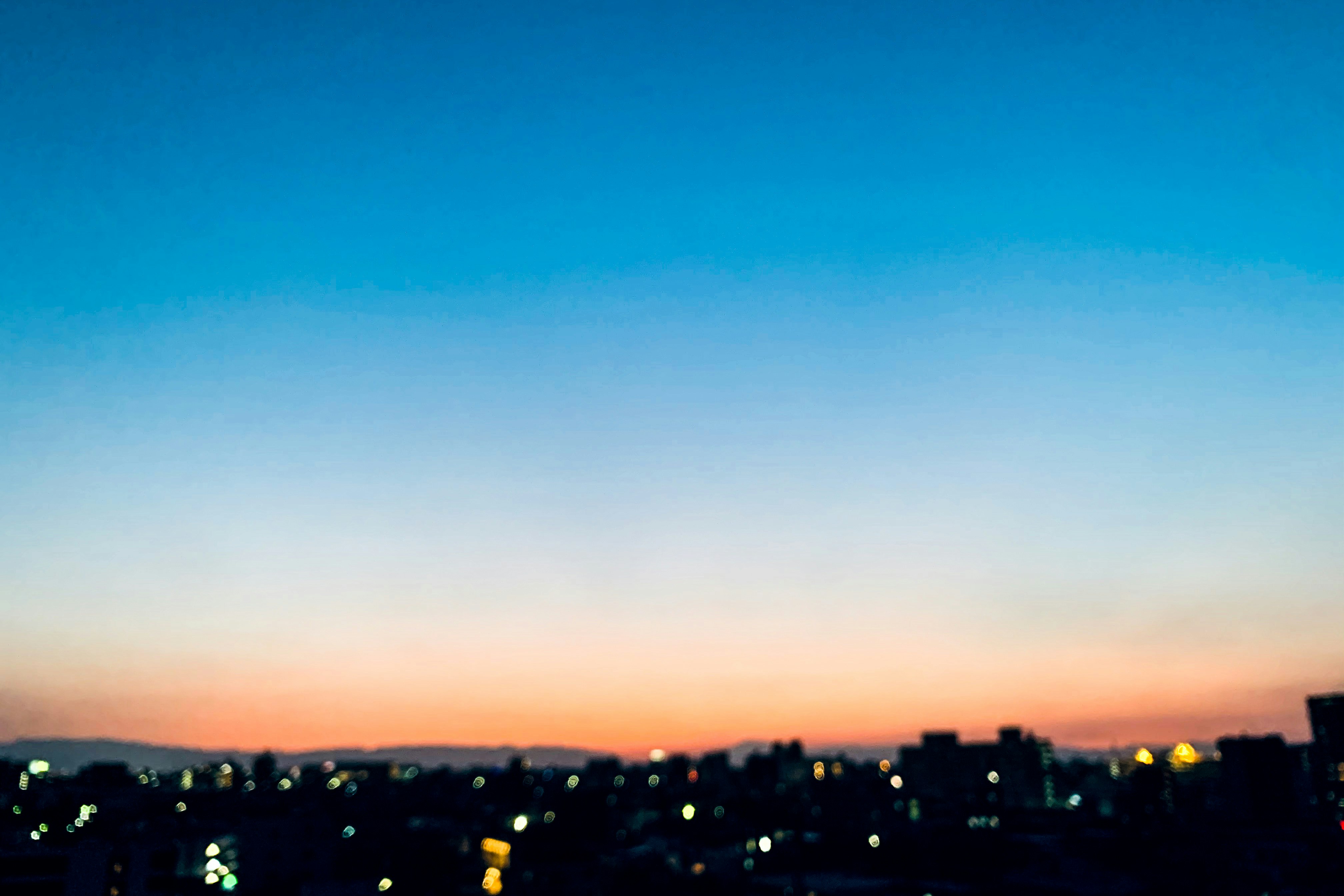 cielo del atardecer sobre un horizonte urbano nocturno
