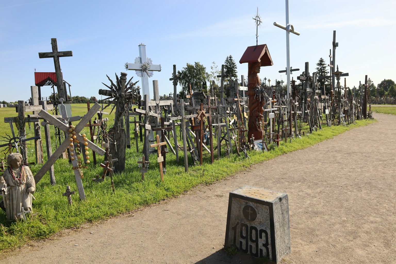 Paisaje con numerosas cruces y un monumento de 1993