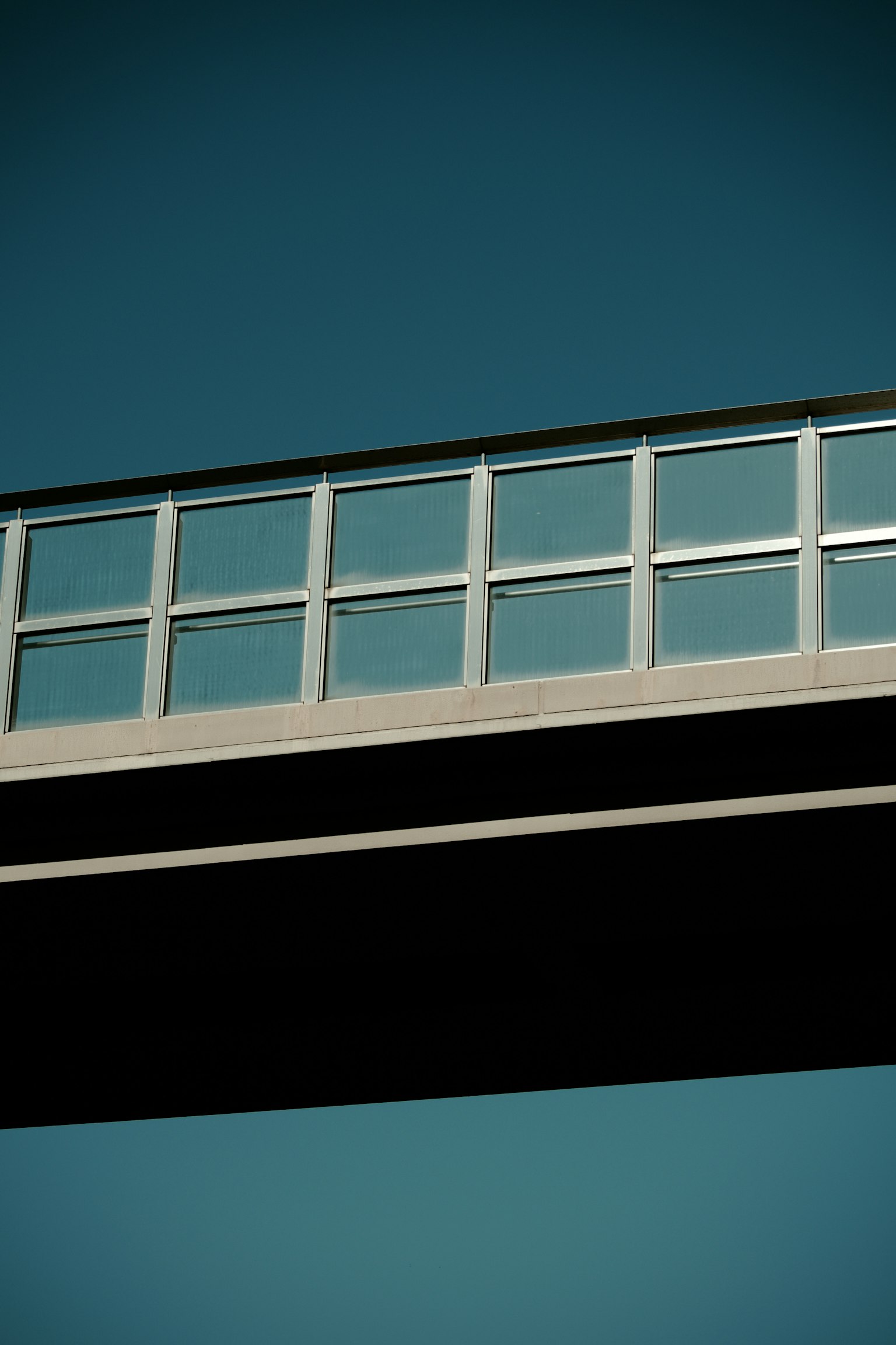 Struttura superiore di un ponte moderno contro un cielo blu