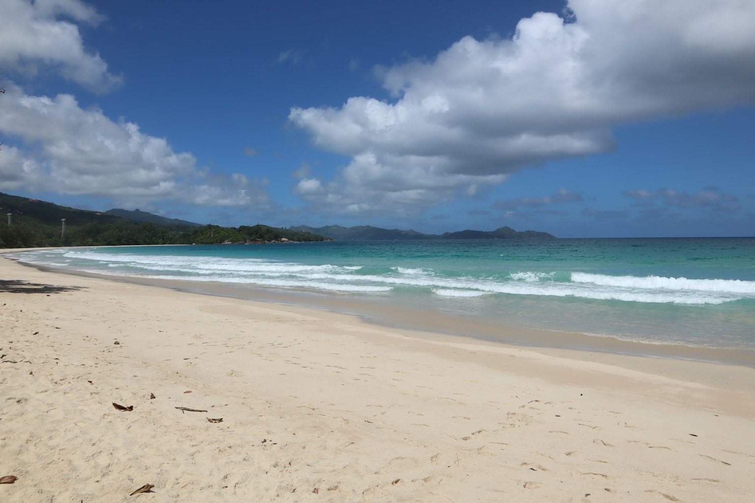 Vista escénica de una playa con agua azul y arena blanca