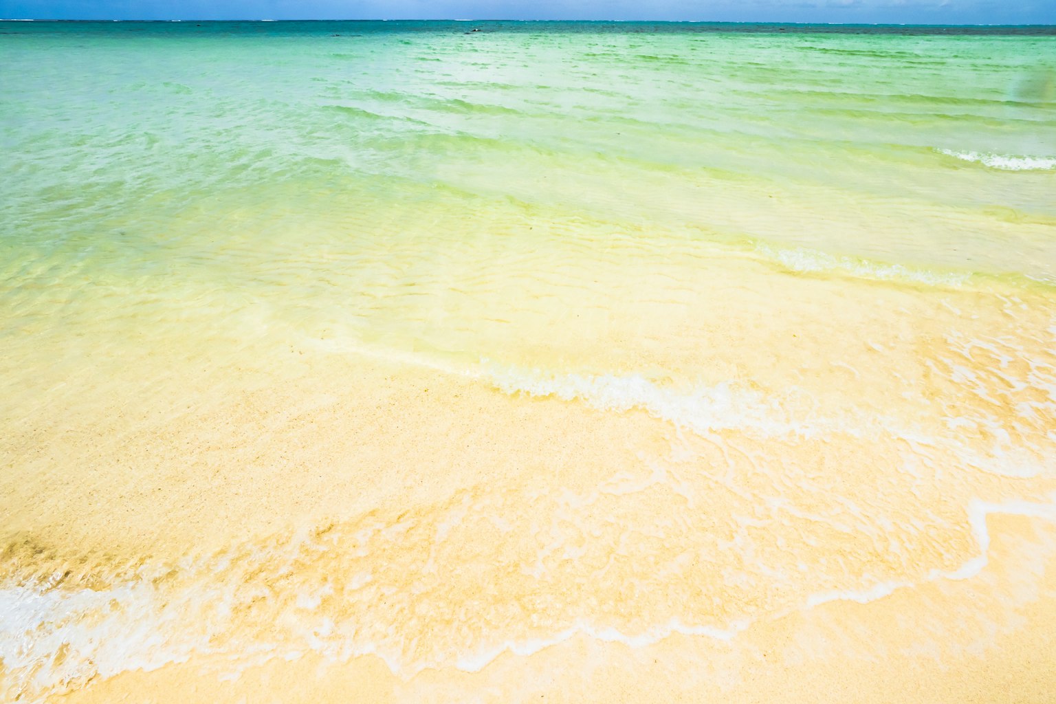 Una scena di spiaggia con oceano blu e sabbia dorata