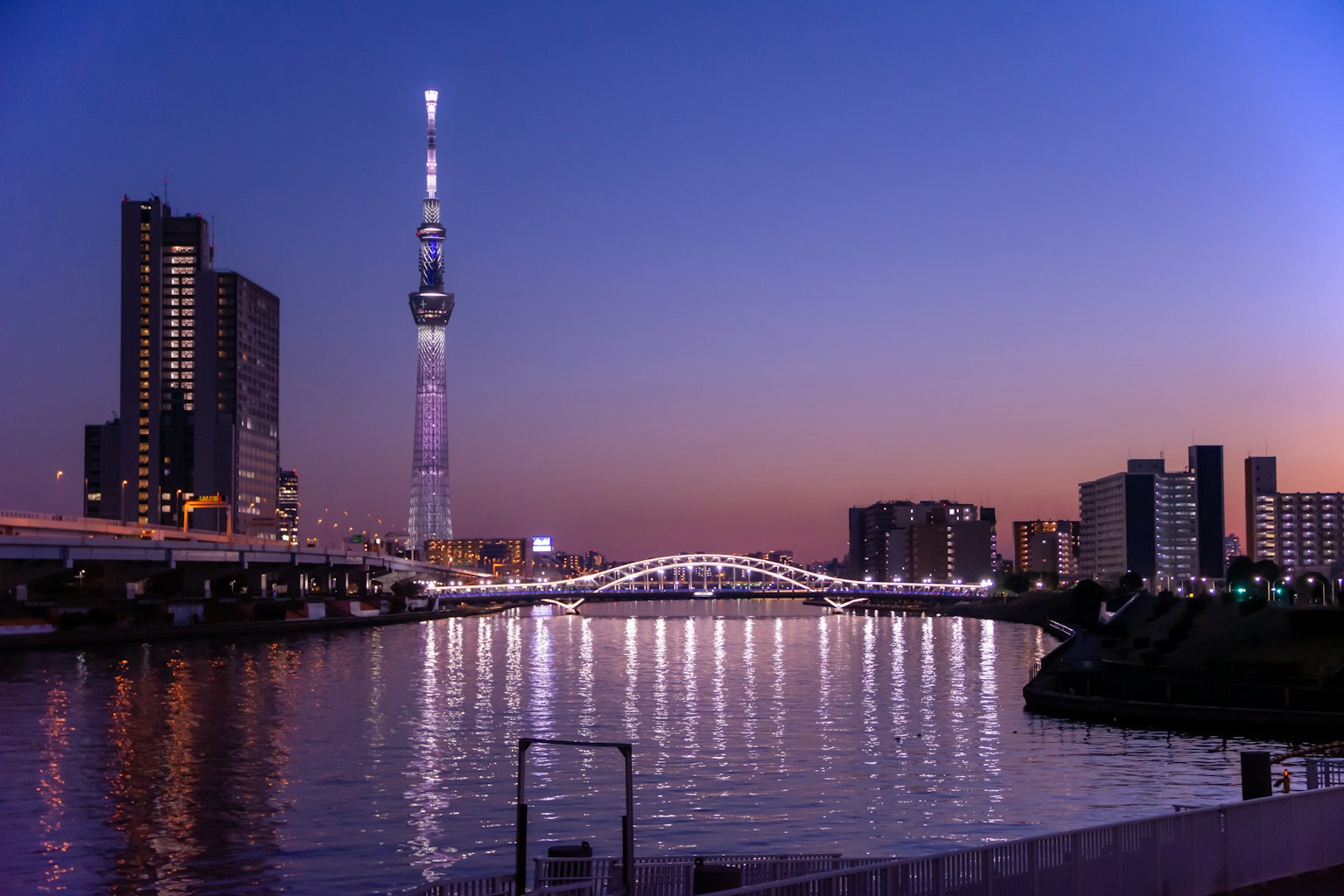 Tokyo Skytree mit wunderschöner nächtlicher Landschaft