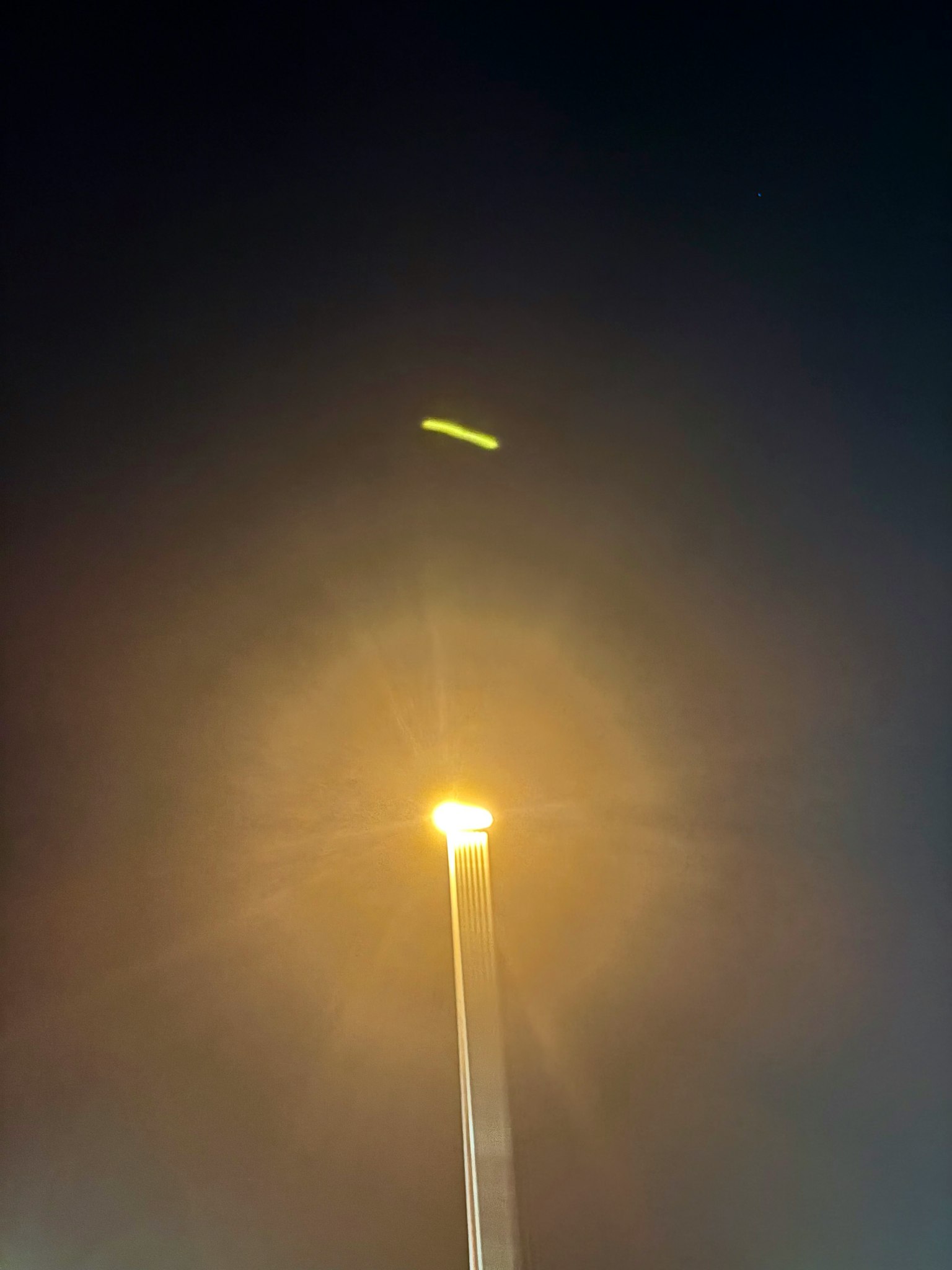 Lampu jalan terang di langit malam dengan cahaya lembut