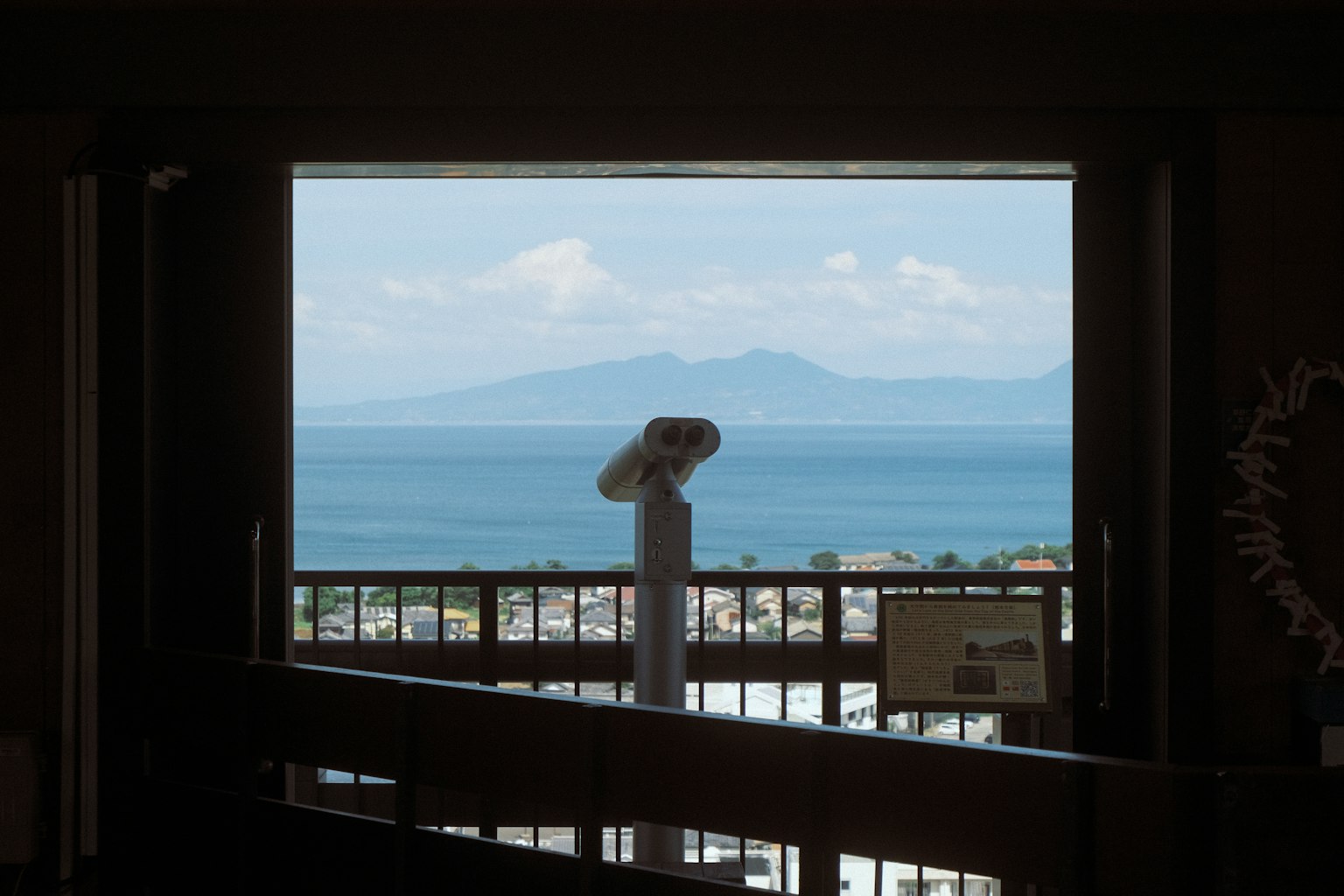 Vista panoramica del mare blu e delle montagne attraverso una finestra di osservazione