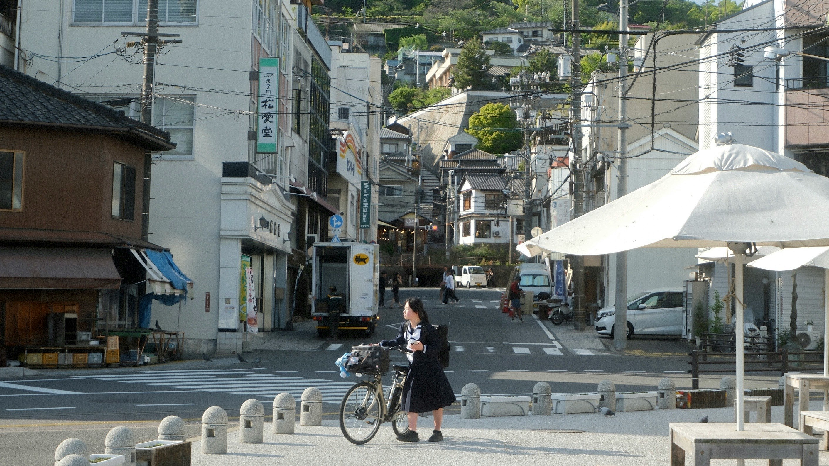 自転車と人が行き交う商店街の通りの風景