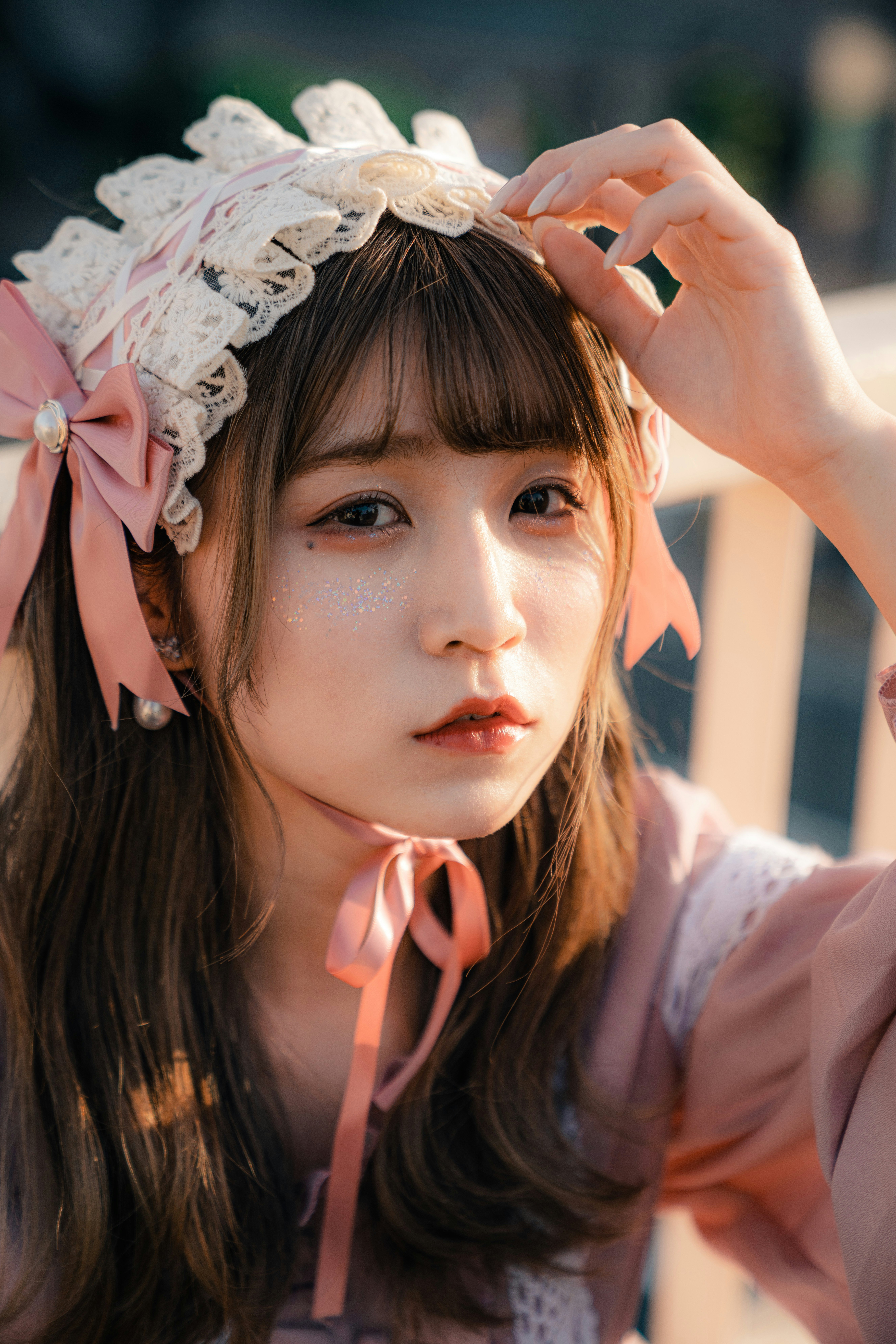 リボンとレースのヘッドドレスをつけた女性のポートレート