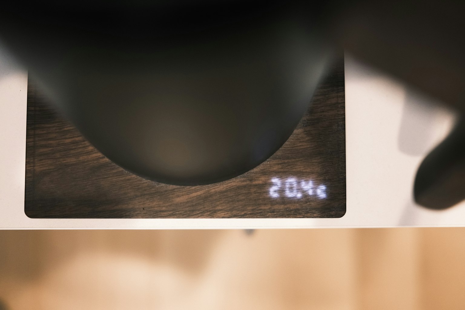 Digitale Waage zeigt das Gewicht mit einer Kaffeetasse darauf