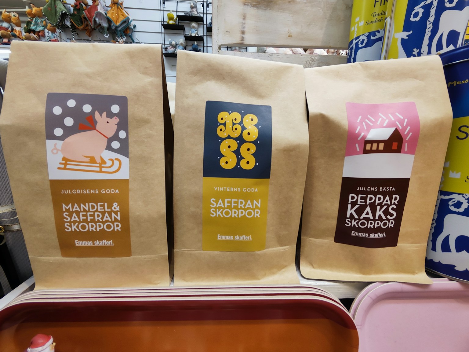 Tres paquetes de snacks diferentes exhibidos con diseños y colores únicos que presentan nombres de snacks específicos
