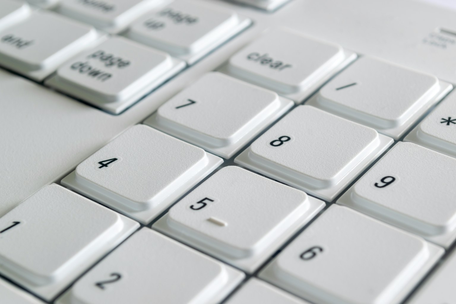 Gambar close-up dari angka pad keyboard putih