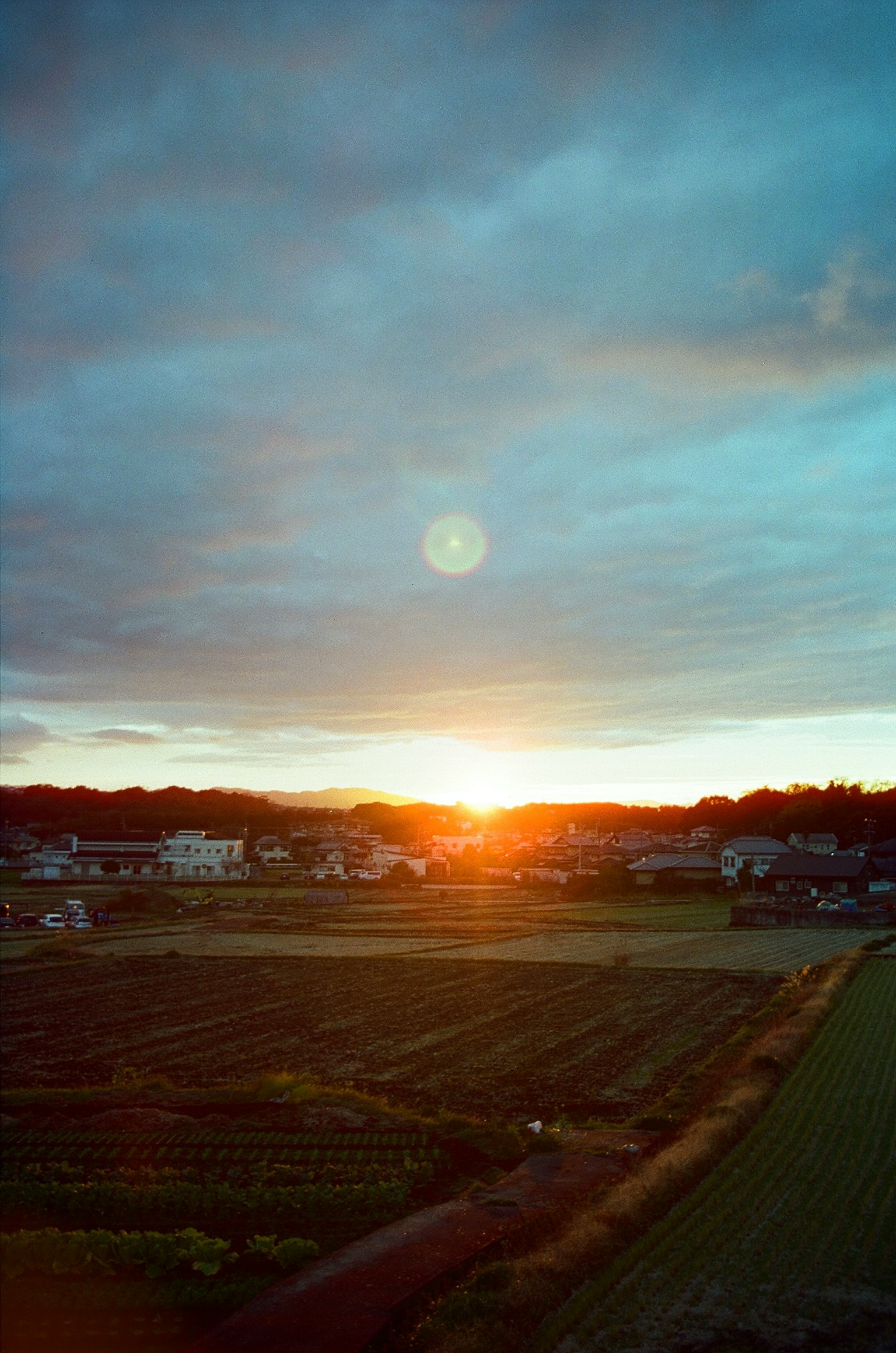Hermoso atardecer sobre un paisaje rural