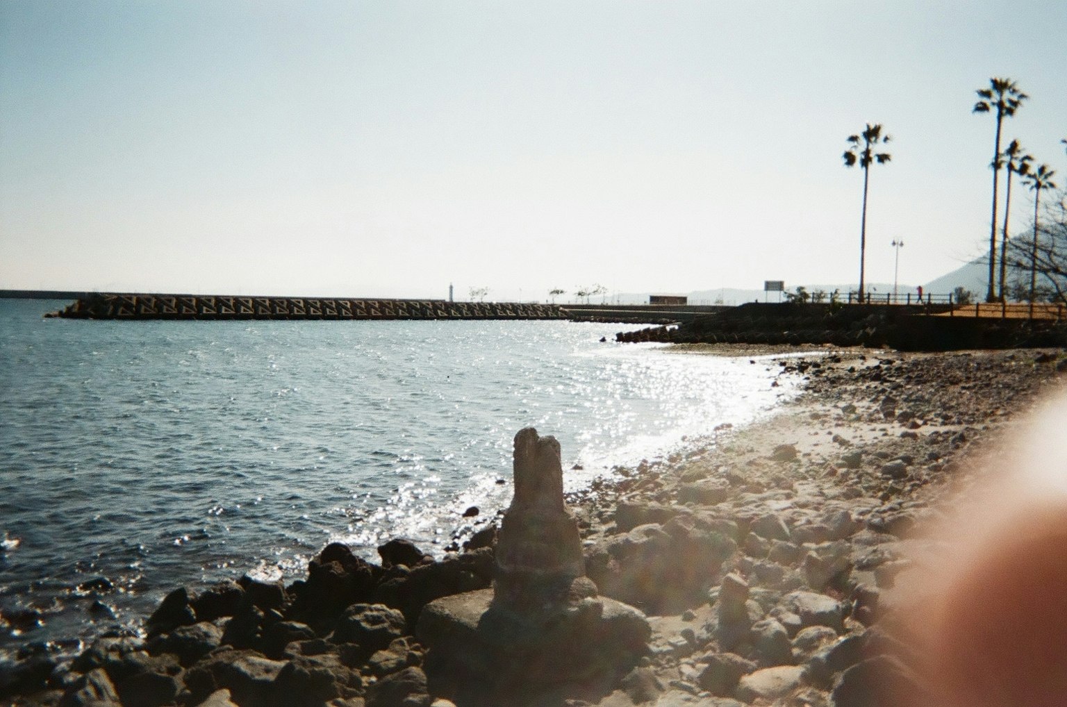 Malersicher Blick auf die Küste mit Steinen und einem Pier