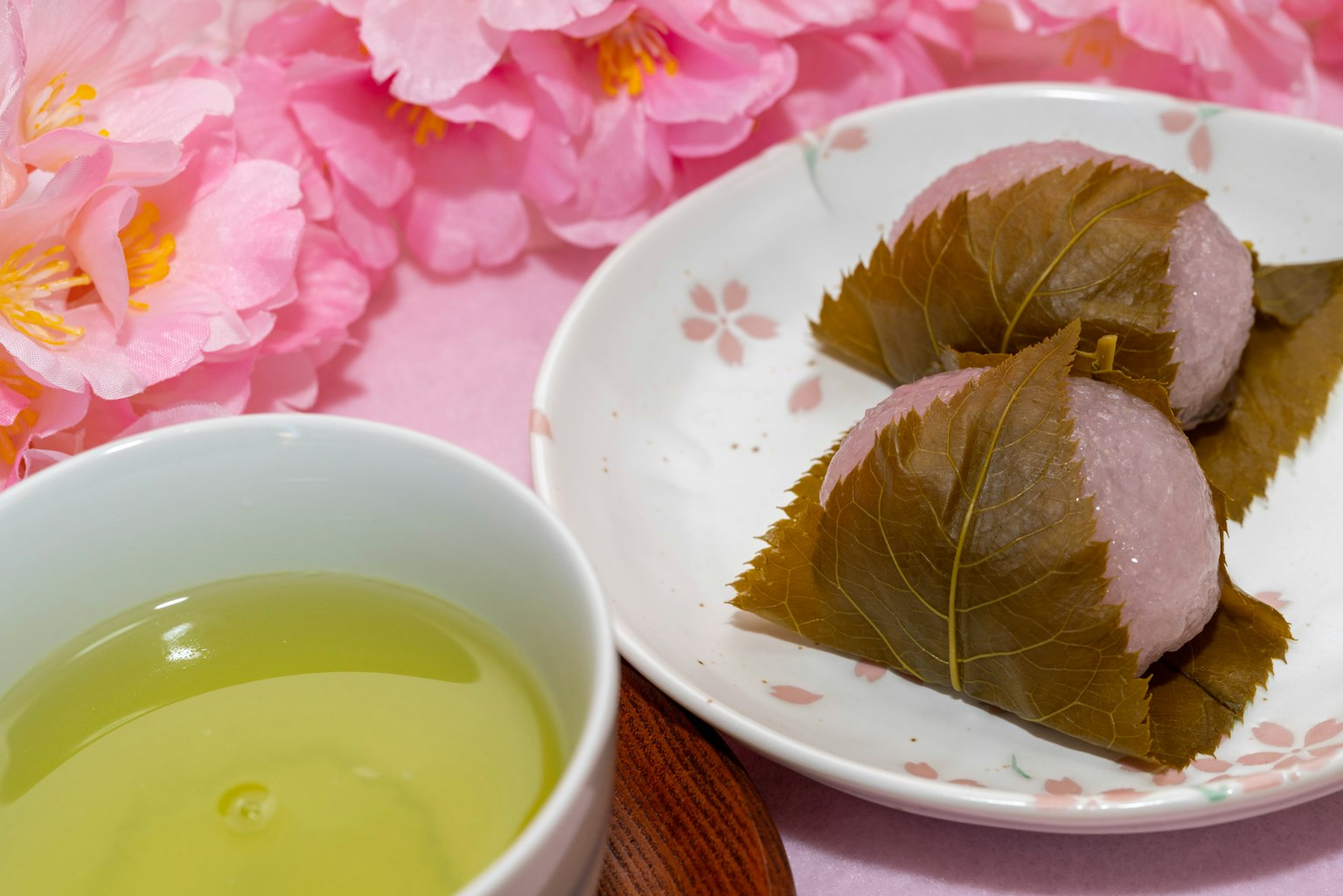 Dolci giapponesi con foglie di sakura e tè verde