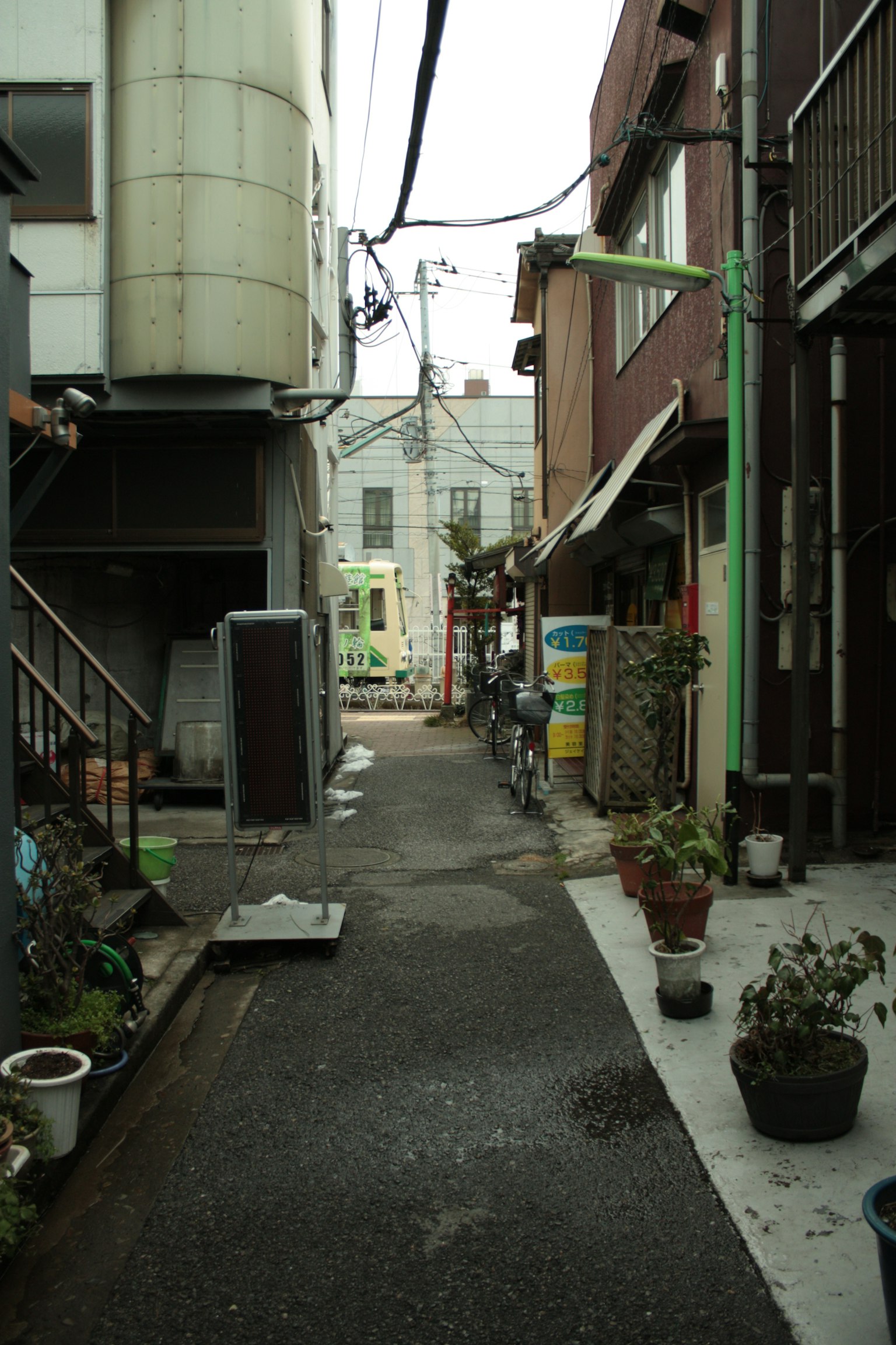 ซอยแคบที่มีอาคารและกระถางต้นไม้