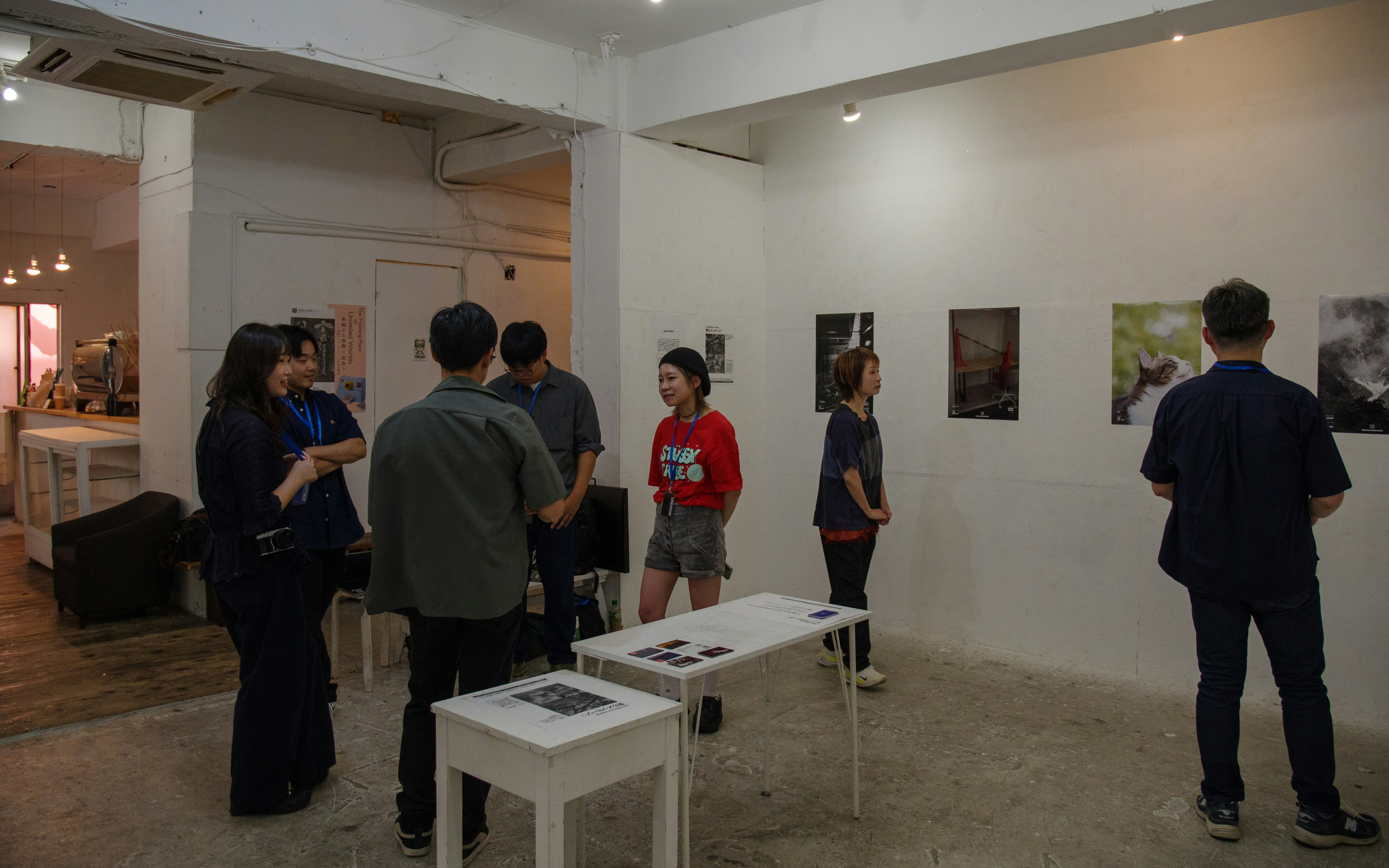 phòng trưng bày của một gallery với du khách đang xem tác phẩm treo trên tường