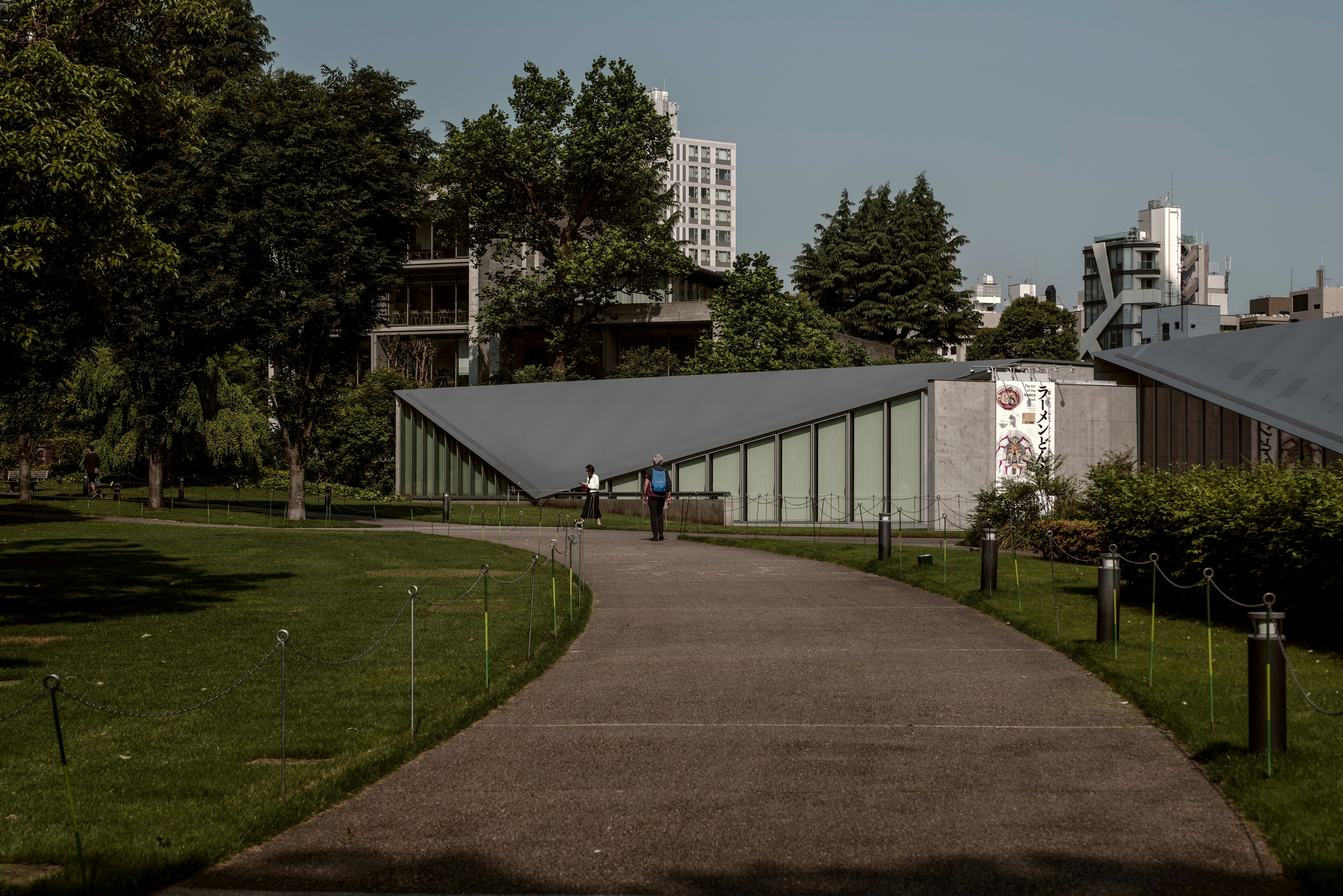 遊歩道と公園のアーチ状の景観