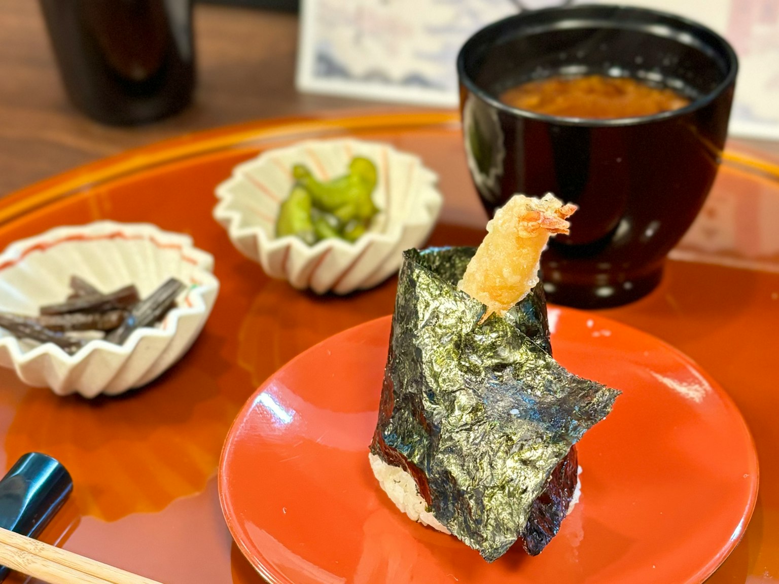 Sushi splendidamente disposto con zuppa di miso e contorni
