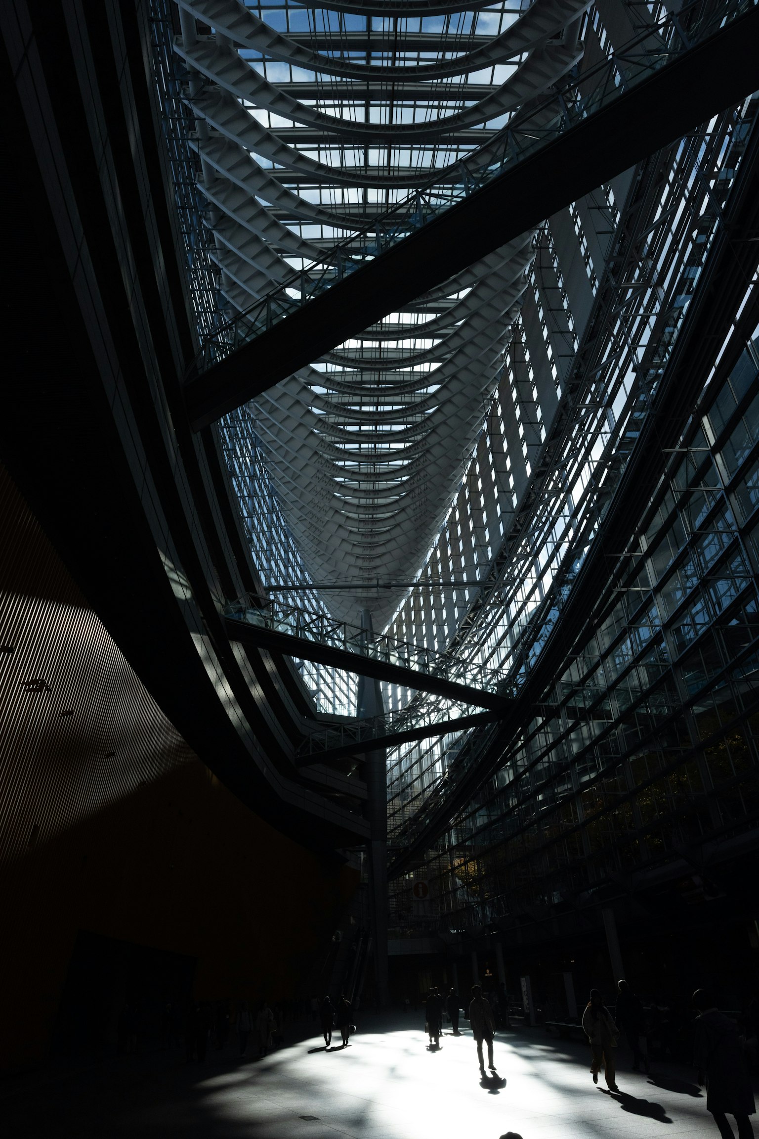 Interno di un edificio futuristico con un contrasto di luce e ombra sorprendente