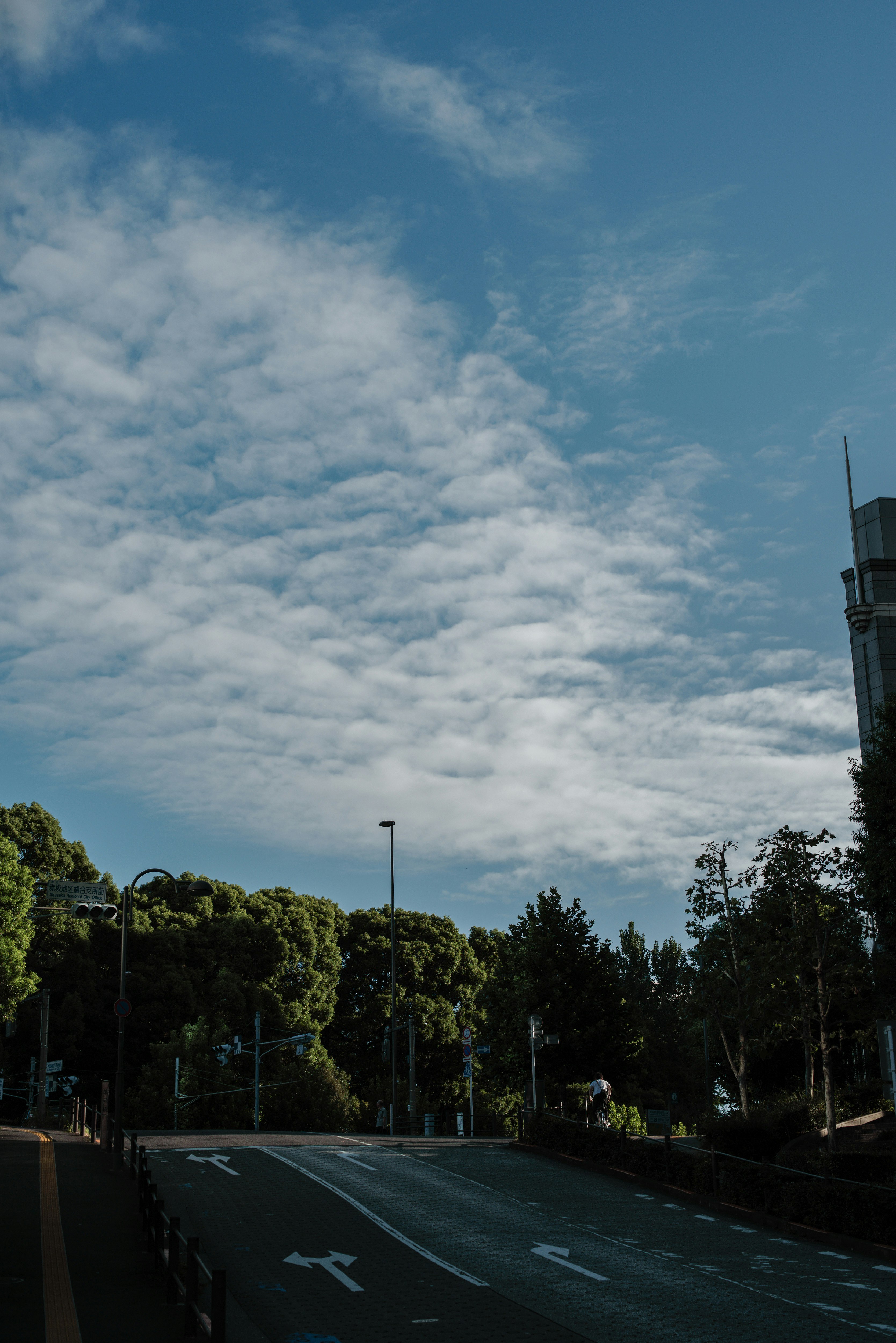 薬研坂の朝の空と雲の広がる青空