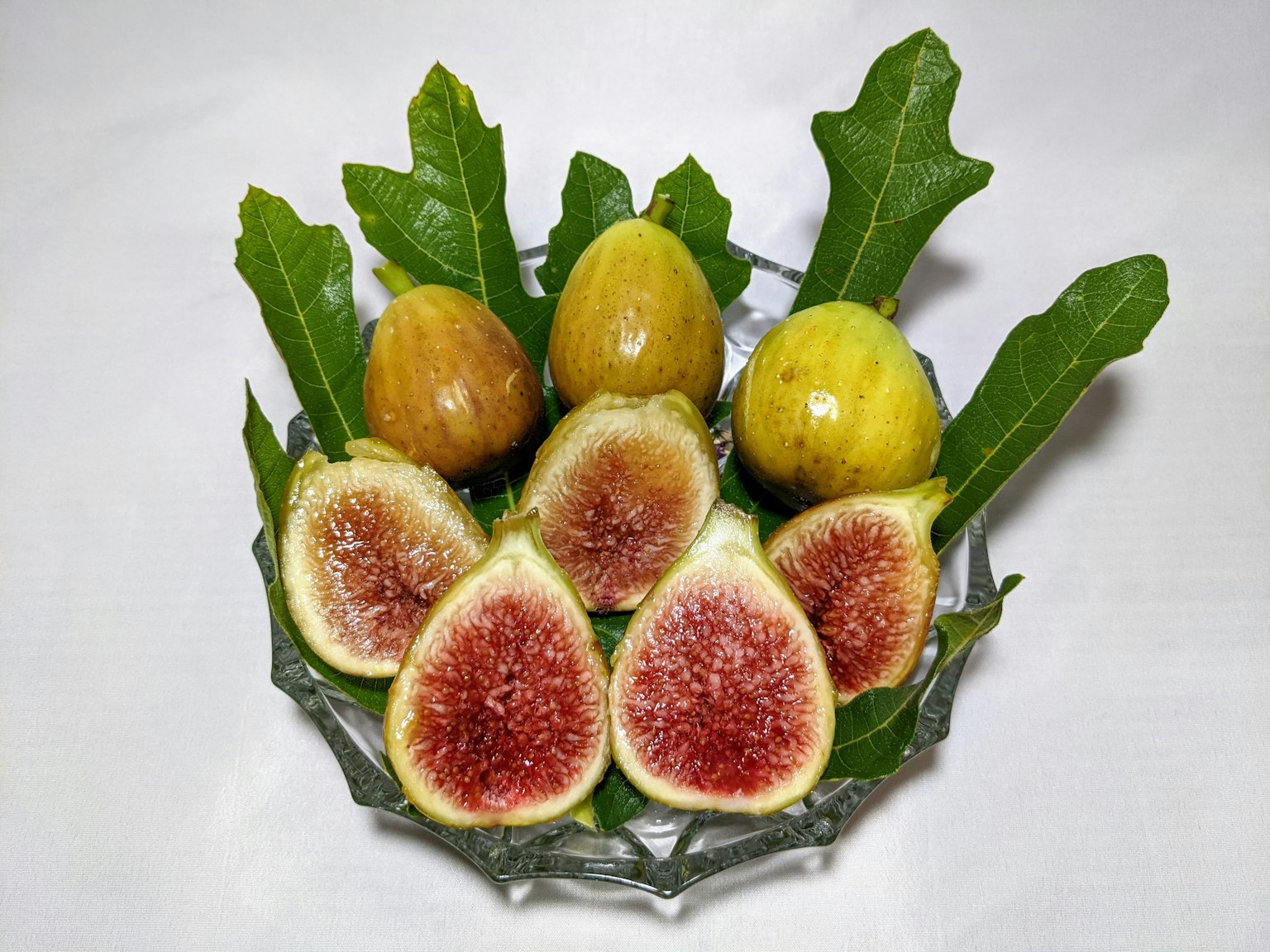 A beautiful arrangement of figs and leaves in a dish